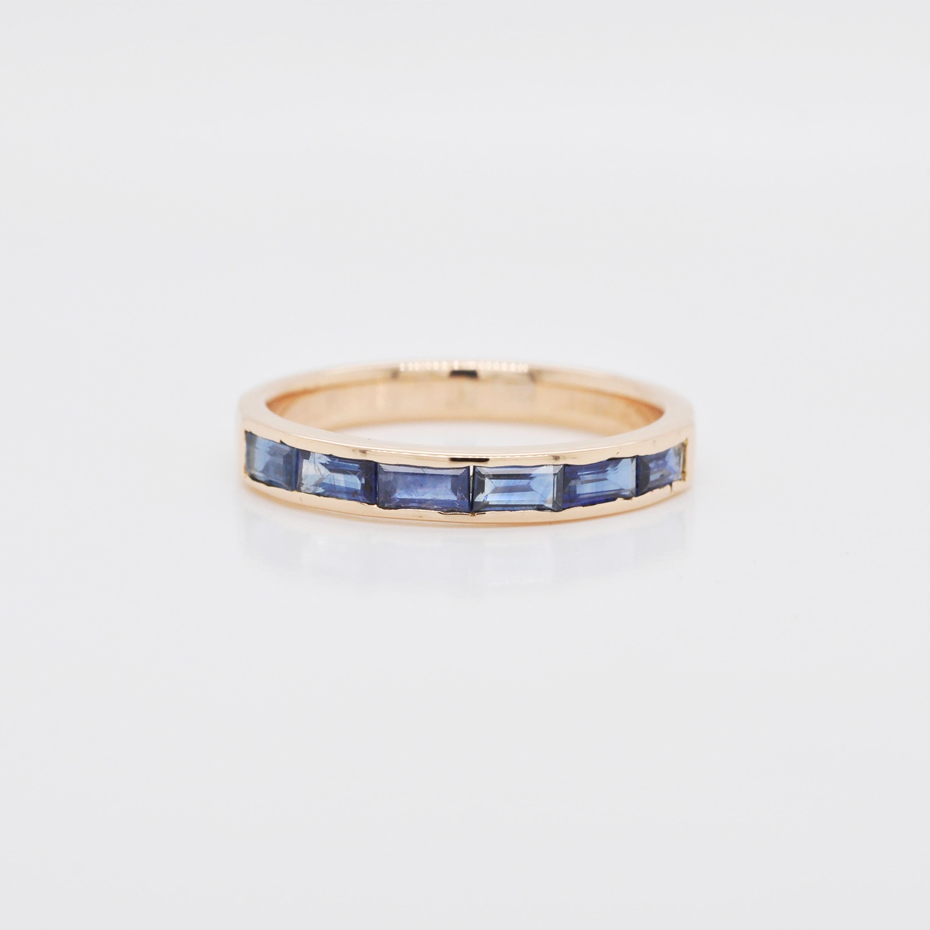 18 Karat Gold Kanal Set Blau Saphir Baguette Zeitgenössische Band Ring 3