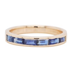 bague à anneau contemporaine en or 18 carats:: saphir bleu baguette serti dans des canaux