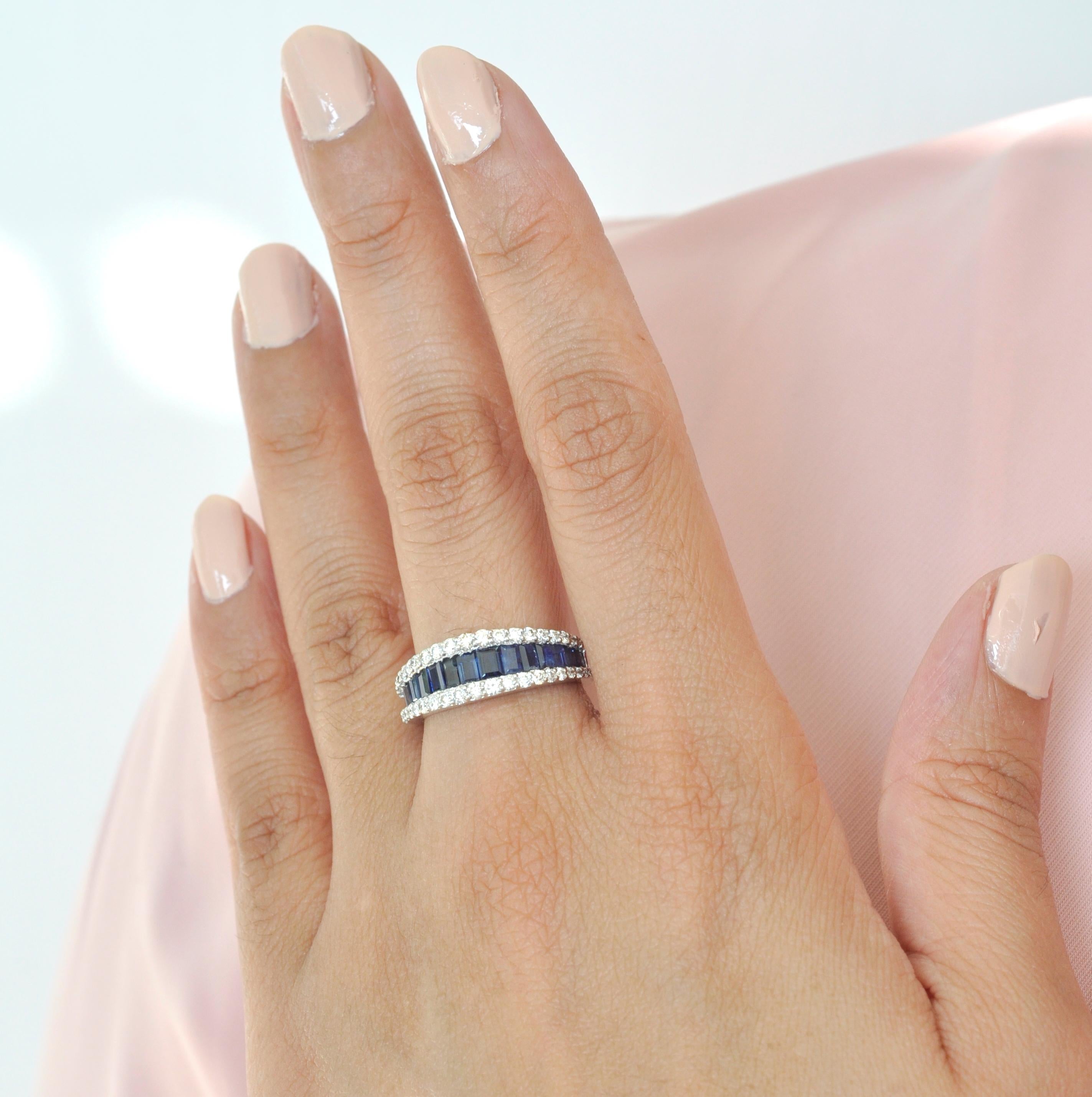 Contemporain Bague à anneau contemporaine en or 18 carats sertie de saphirs bleus et de diamants baguettes en vente