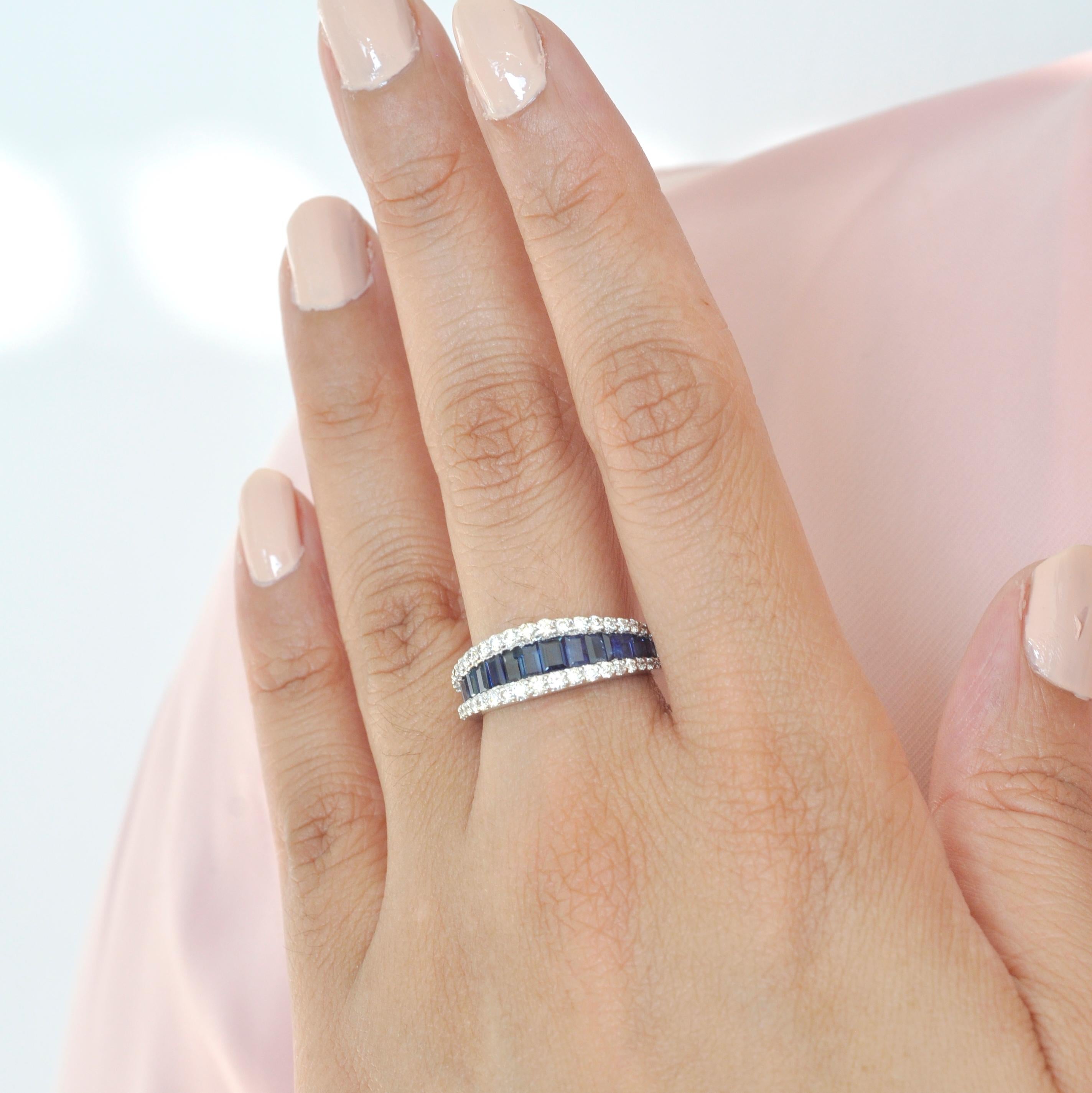 Taille baguette Bague à anneau contemporaine en or 18 carats sertie de saphirs bleus et de diamants baguettes en vente