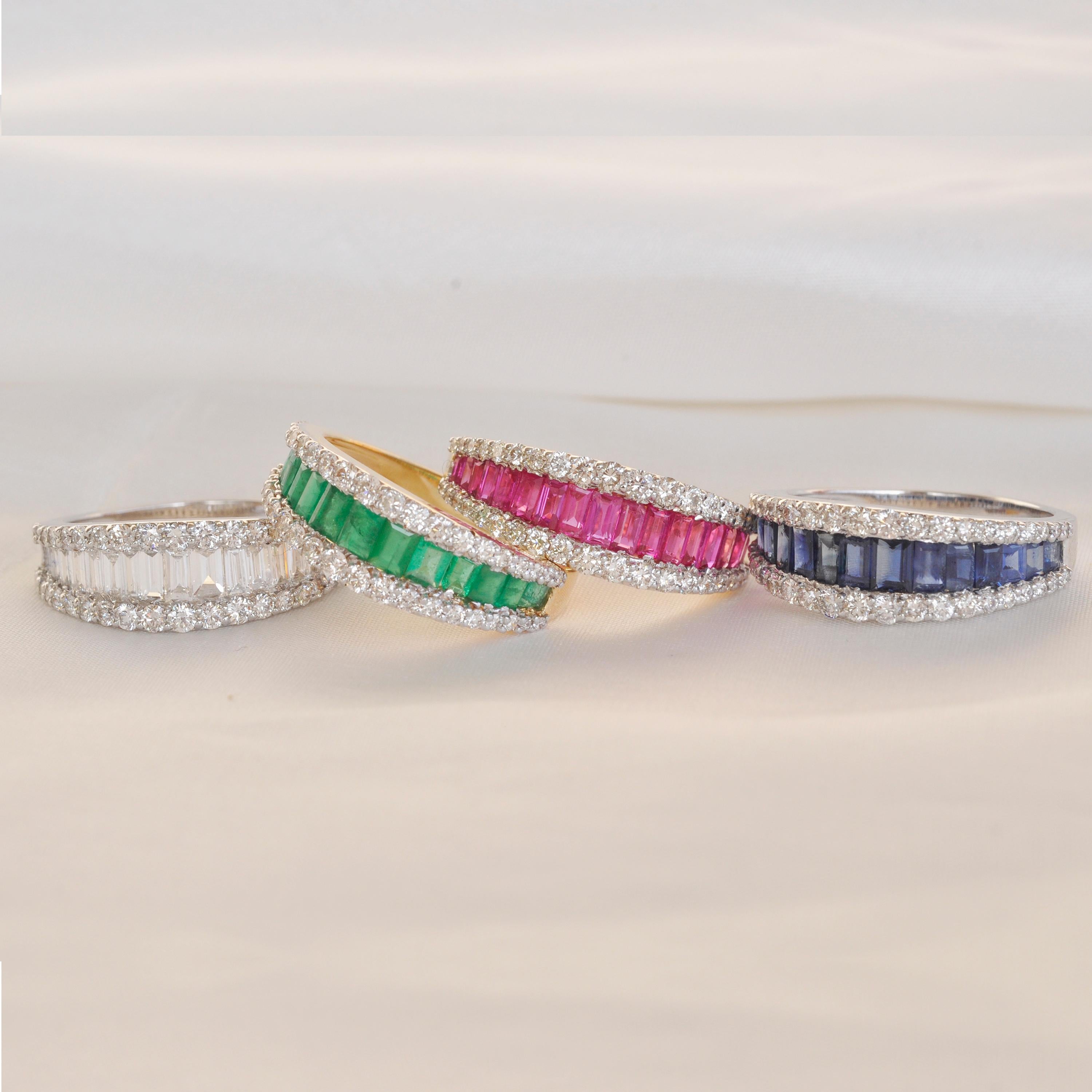 Bague à anneau contemporaine en or 18 carats sertie de saphirs bleus et de diamants baguettes Neuf - En vente à Jaipur, Rajasthan