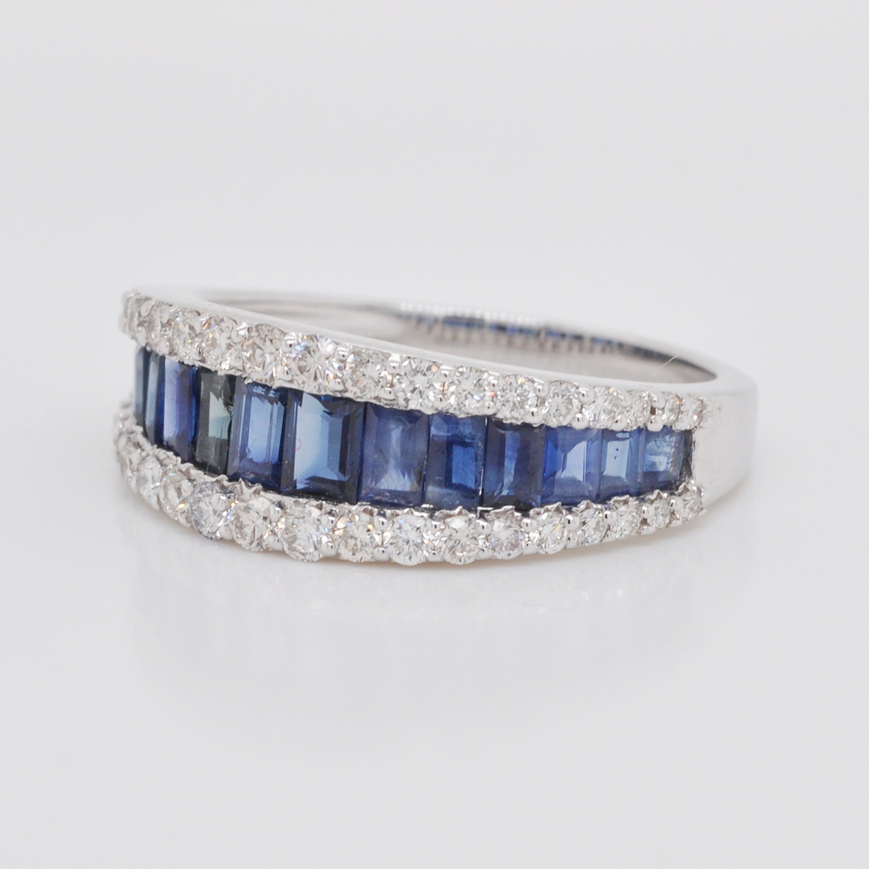 Bague à anneau contemporaine en or 18 carats sertie de saphirs bleus et de diamants baguettes Pour femmes en vente