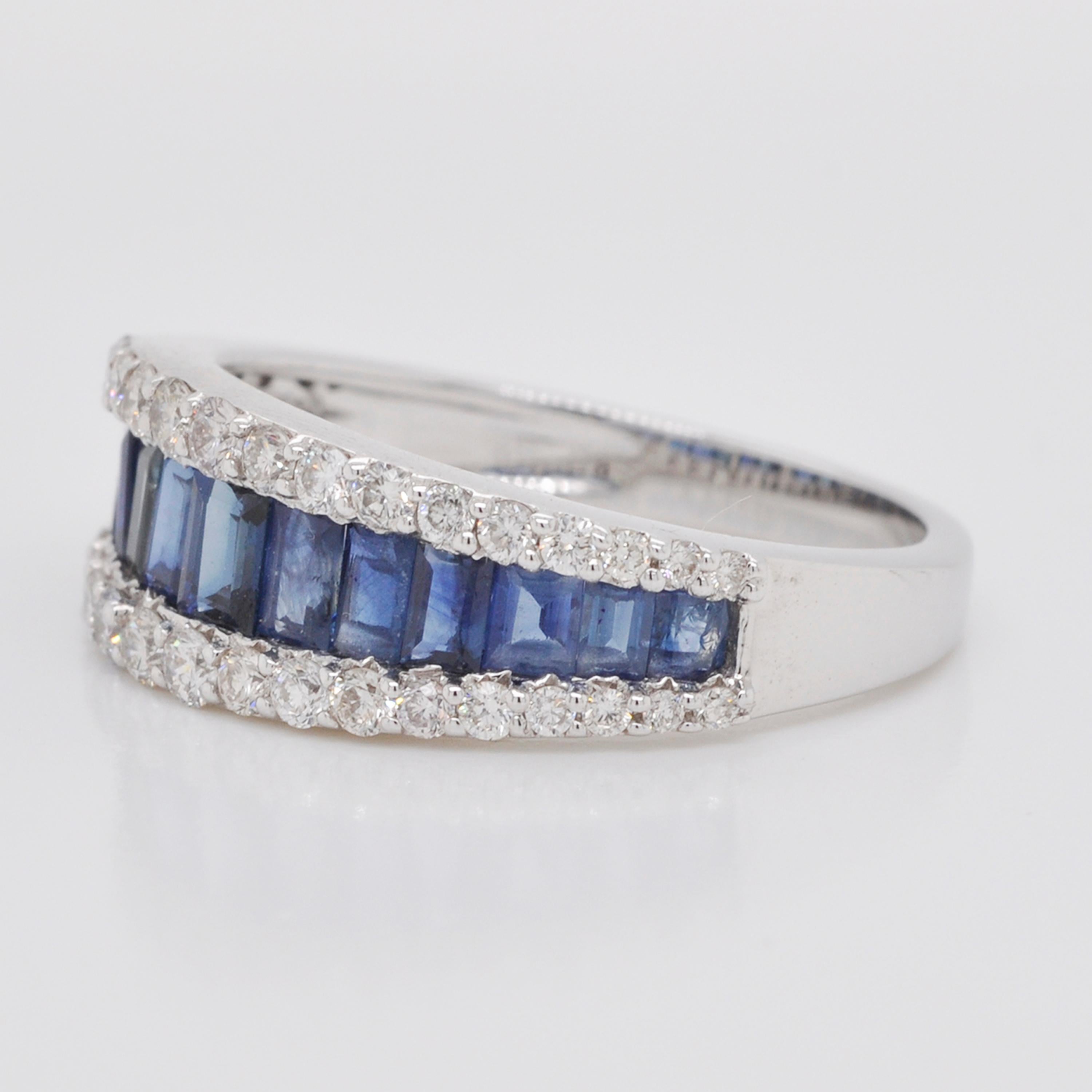 Bague à anneau contemporaine en or 18 carats sertie de saphirs bleus et de diamants baguettes en vente 1