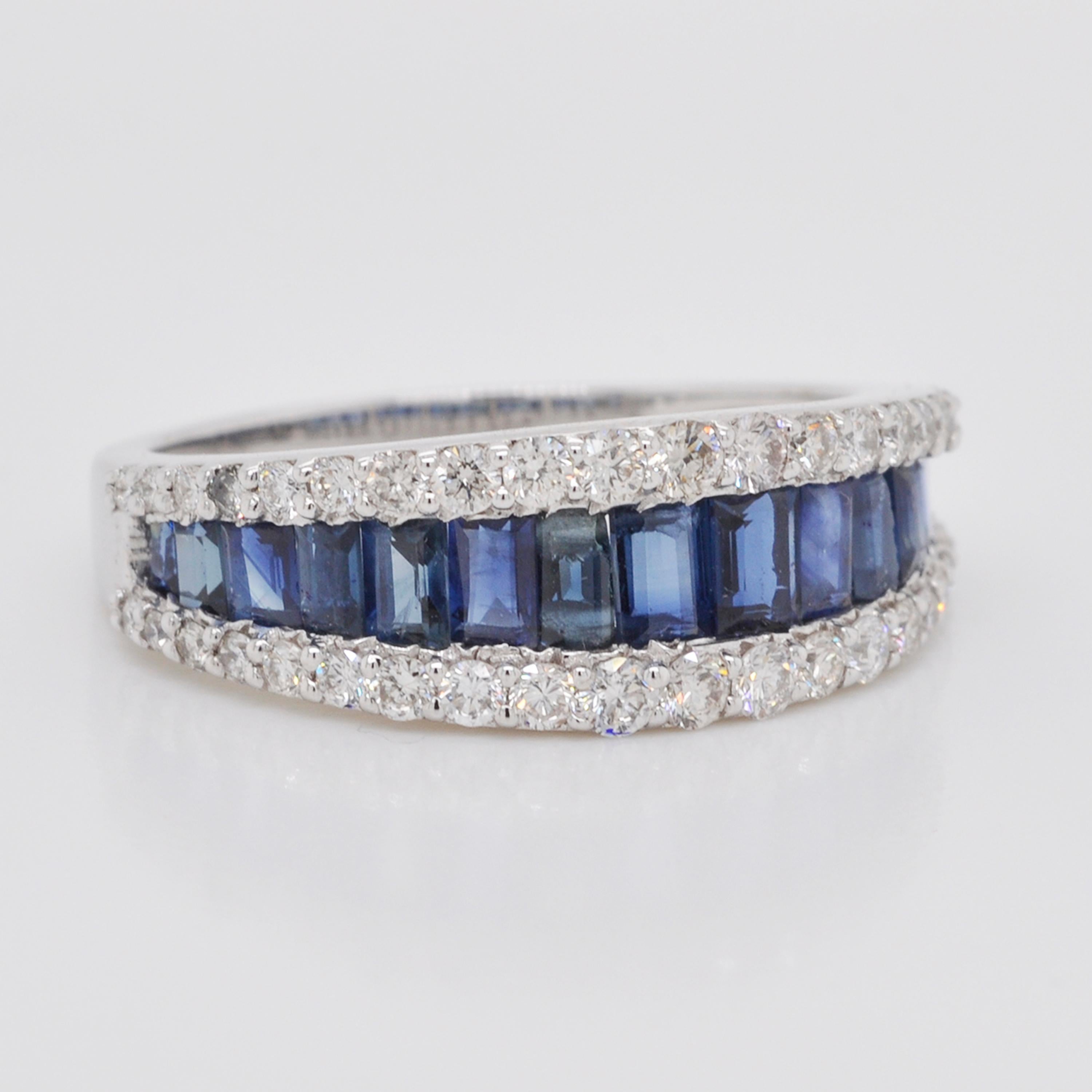 Bague à anneau contemporaine en or 18 carats sertie de saphirs bleus et de diamants baguettes en vente 2