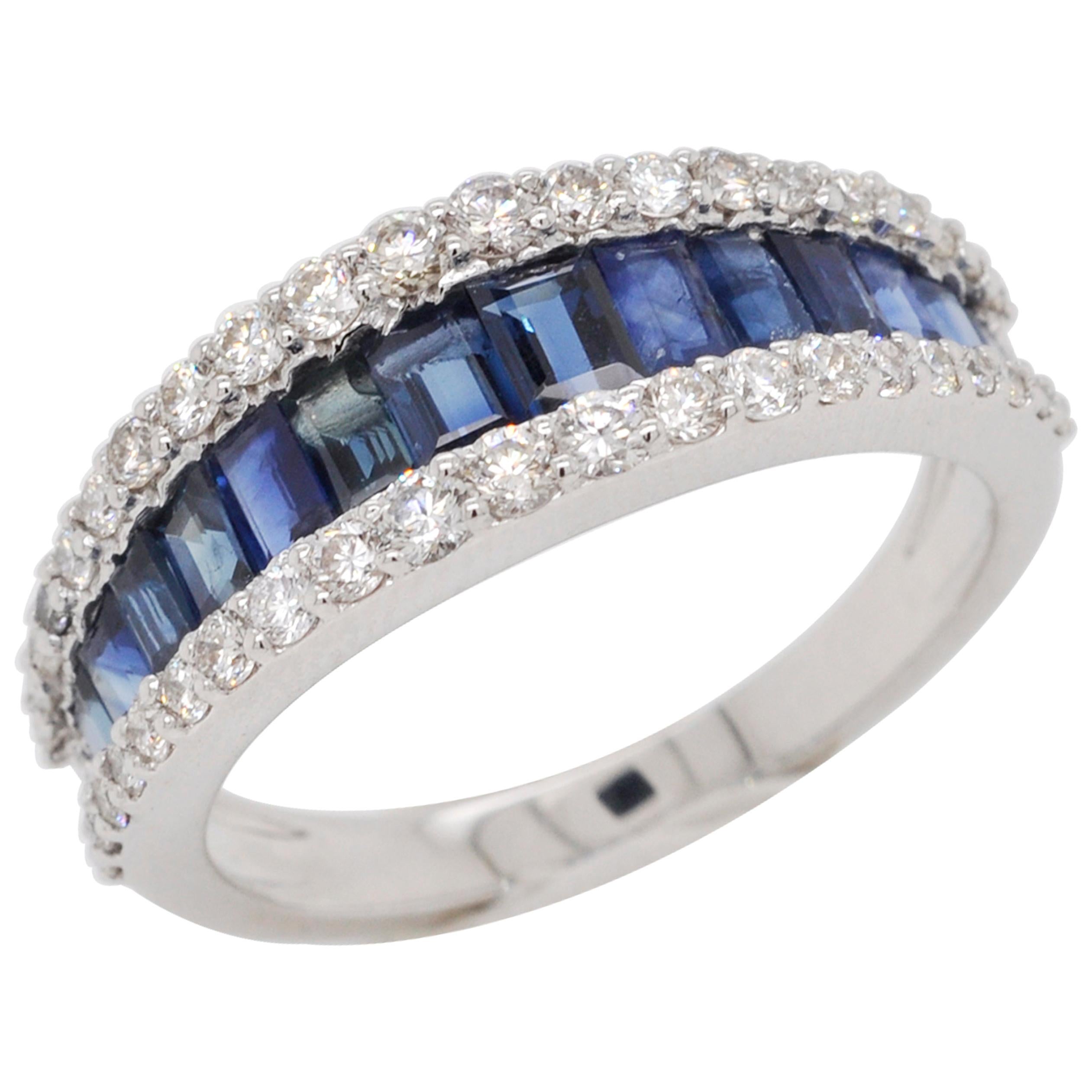 Bague à anneau contemporaine en or 18 carats sertie de saphirs bleus et de diamants baguettes