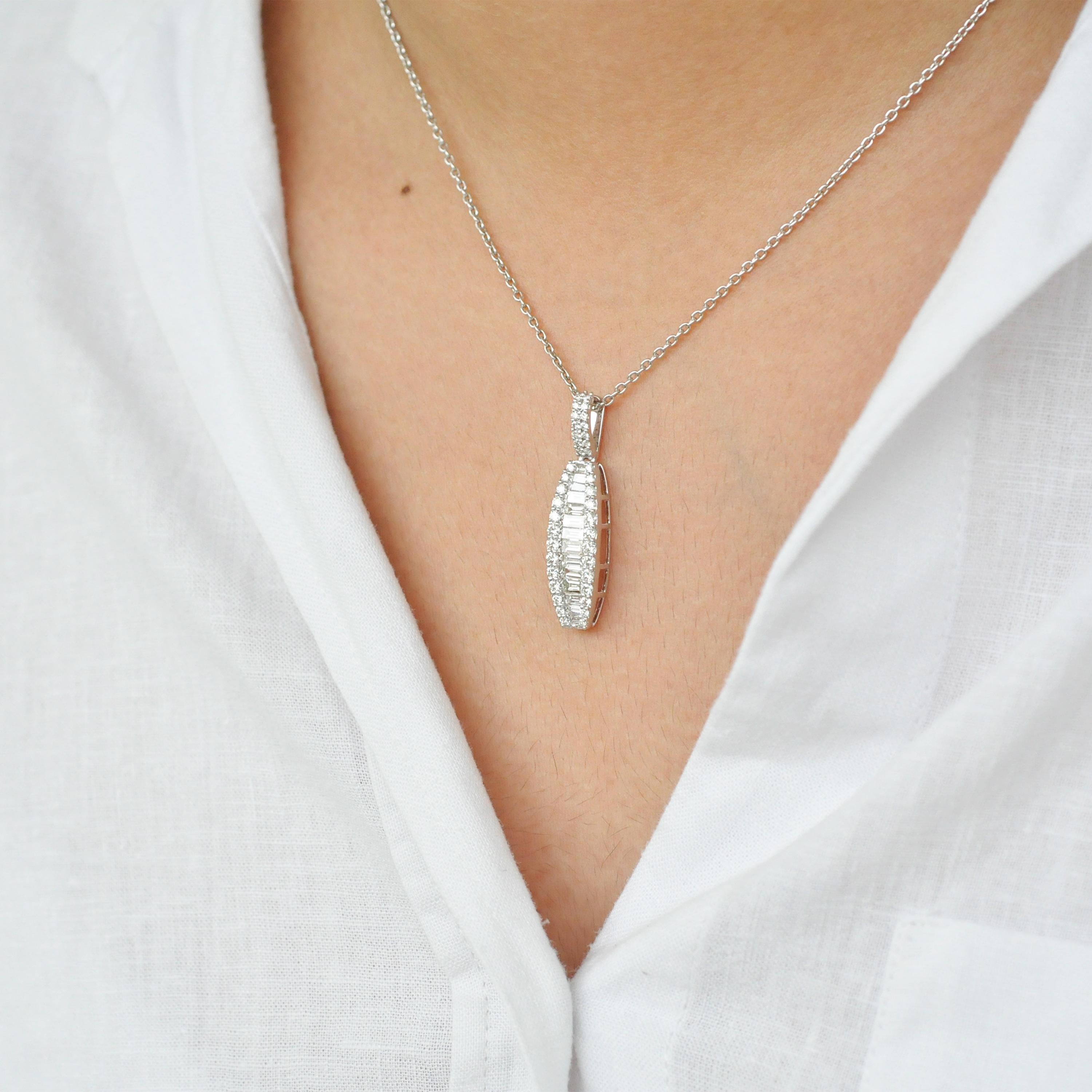 Collier pendentif linéaire en or 18 carats avec diamants baguettes et diamants sertis en canal en vente 5