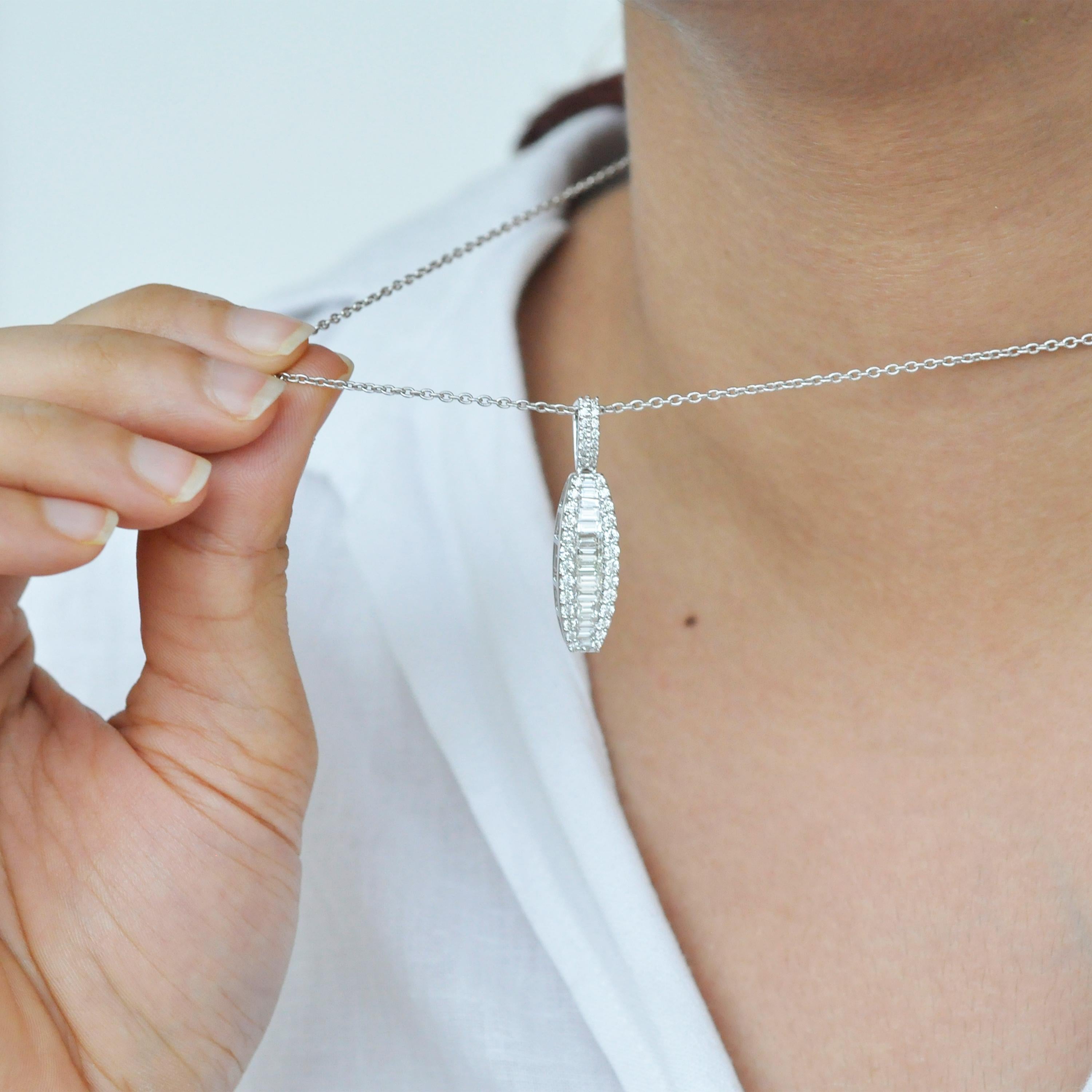 Contemporaneo Collana con ciondolo lineare con diamanti Baguette incastonati a canale in oro 18 carati in vendita