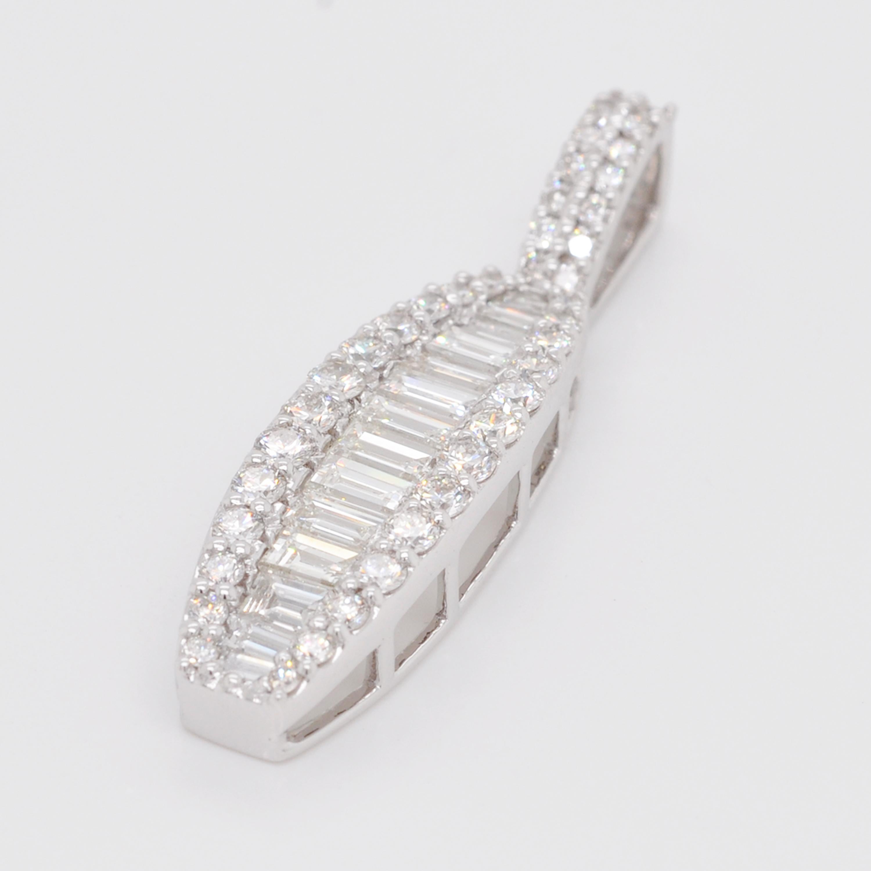 Taille baguette Collier pendentif linéaire en or 18 carats avec diamants baguettes et diamants sertis en canal en vente