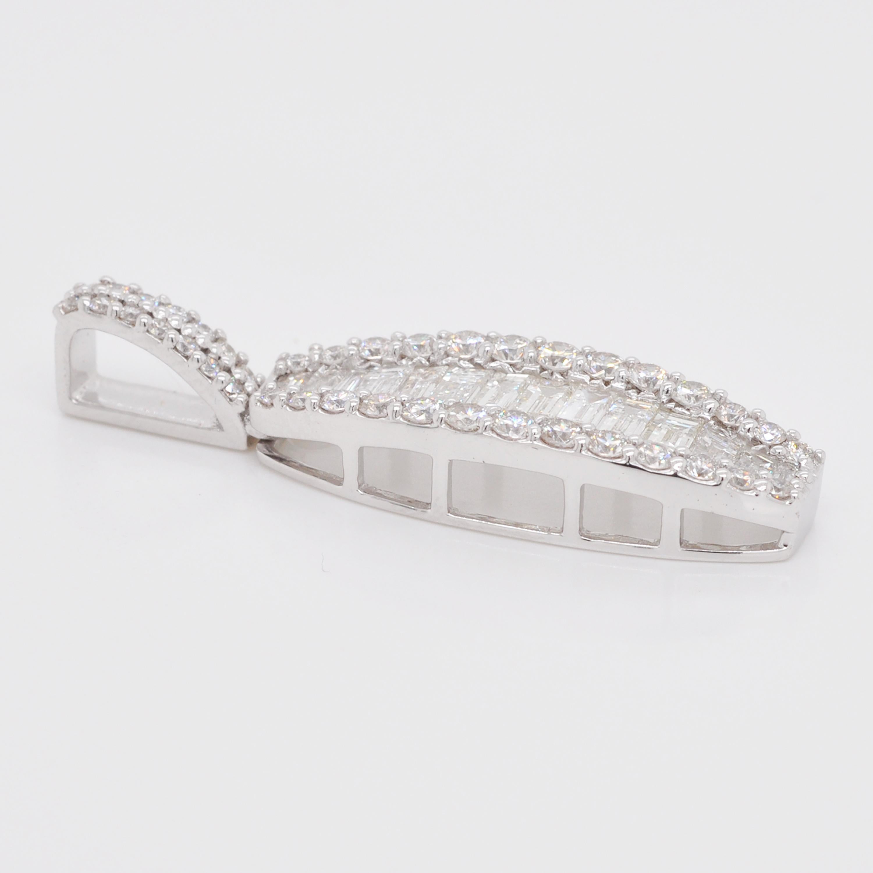 Collier pendentif linéaire en or 18 carats avec diamants baguettes et diamants sertis en canal Pour femmes en vente