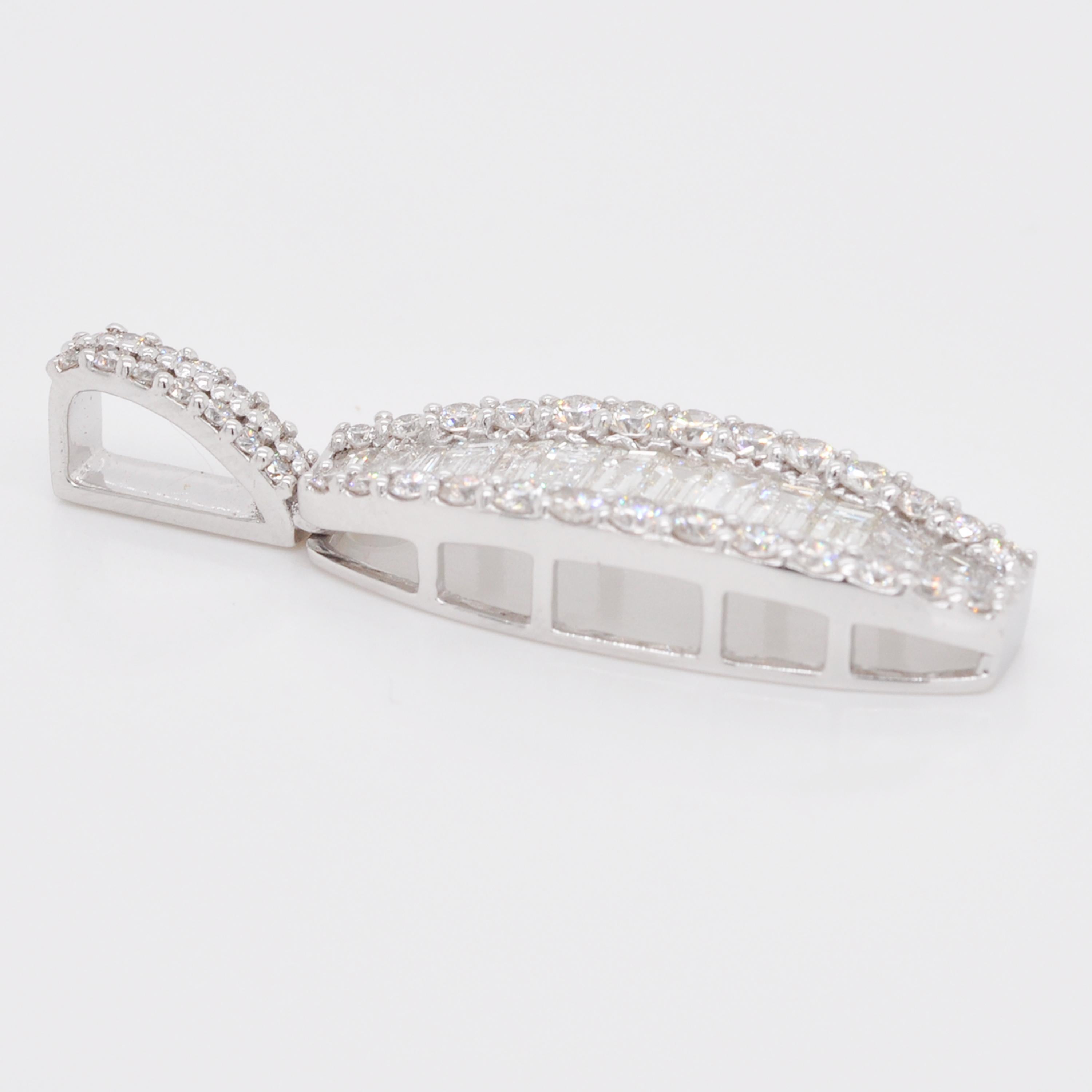 Collier pendentif linéaire en or 18 carats avec diamants baguettes et diamants sertis en canal en vente 1