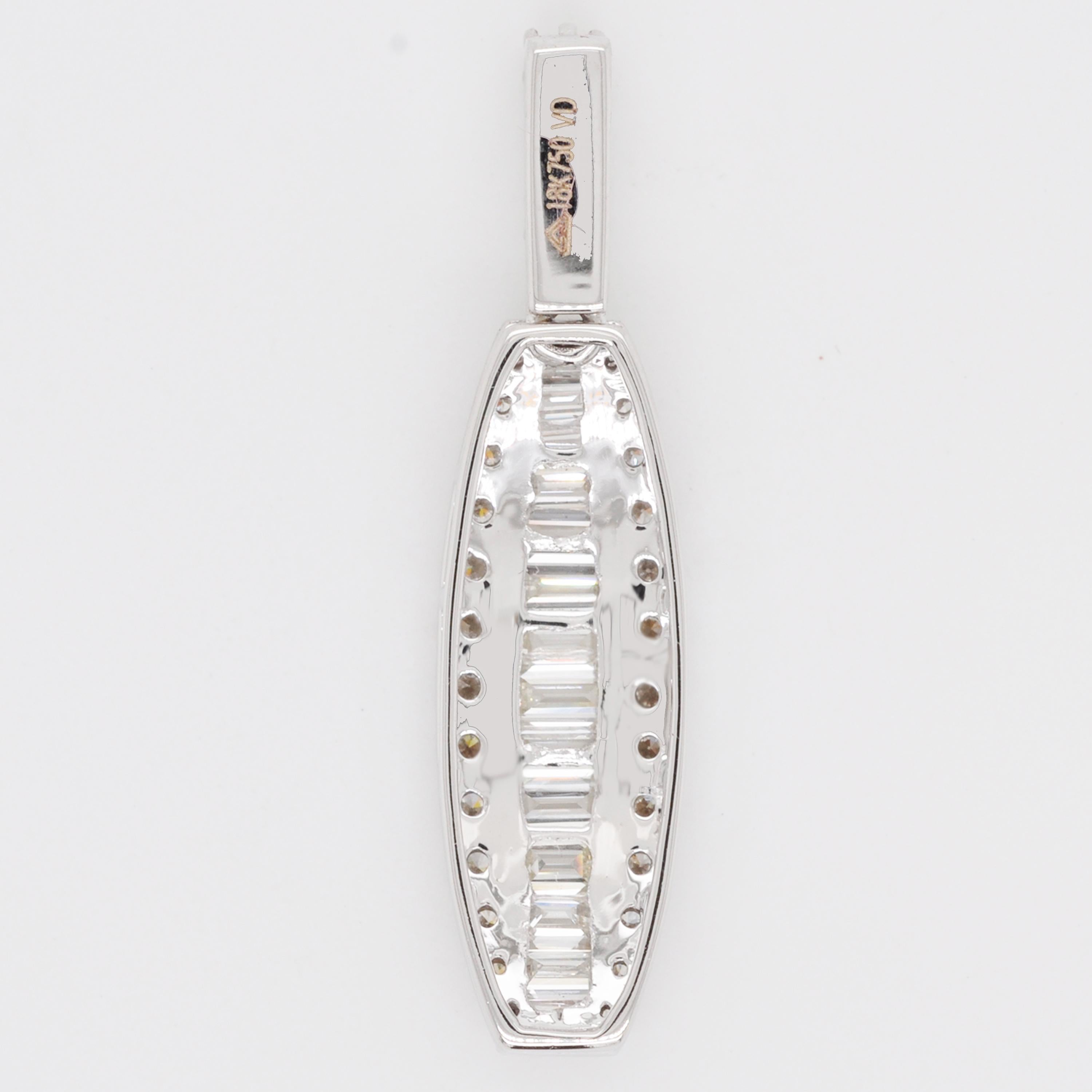 Collier pendentif linéaire en or 18 carats avec diamants baguettes et diamants sertis en canal en vente 2