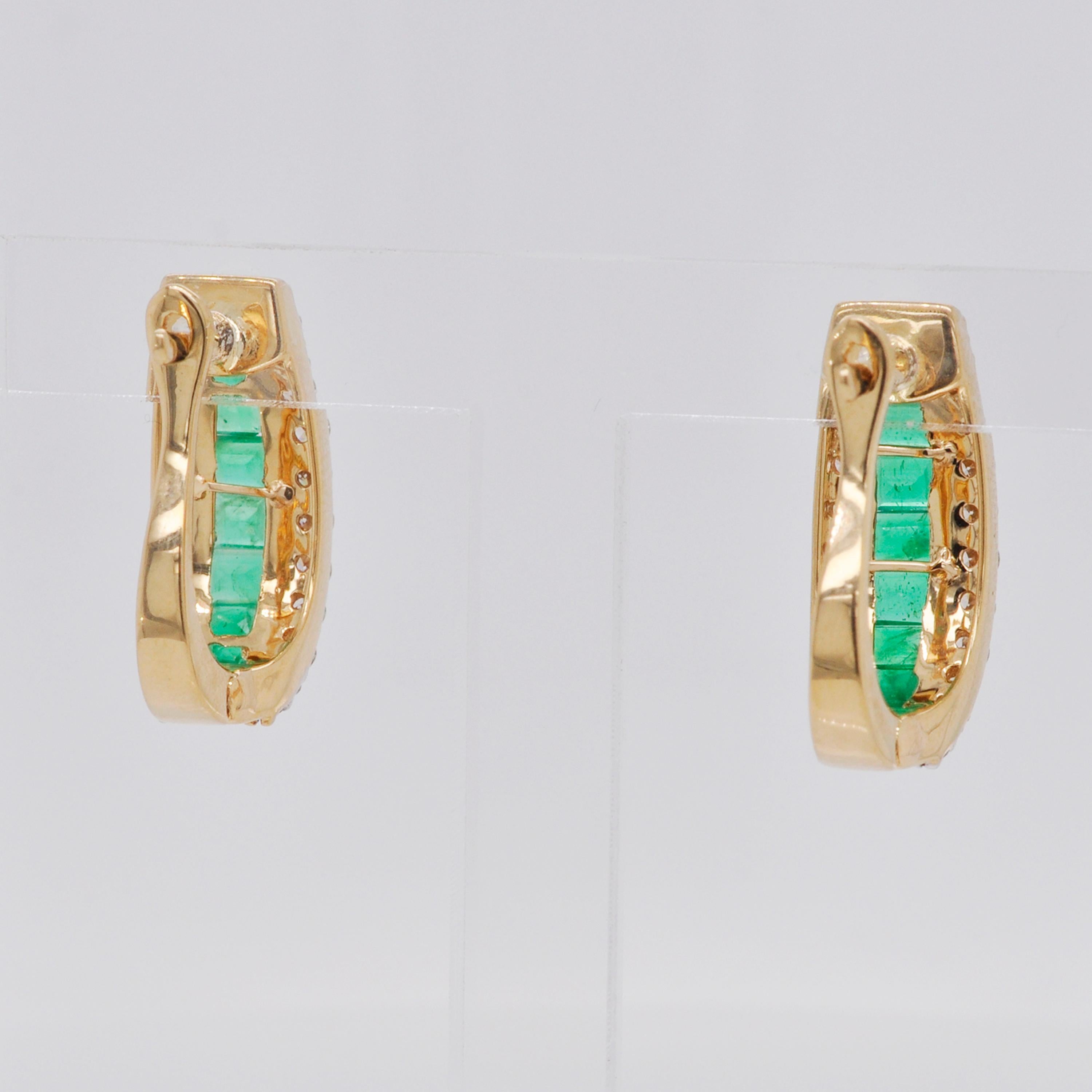 18 Karat Gold Channel Set Emerald Baguette Diamond Linear Huggie Hoop Earrings In New Condition For Sale In Jaipur, Rajasthan