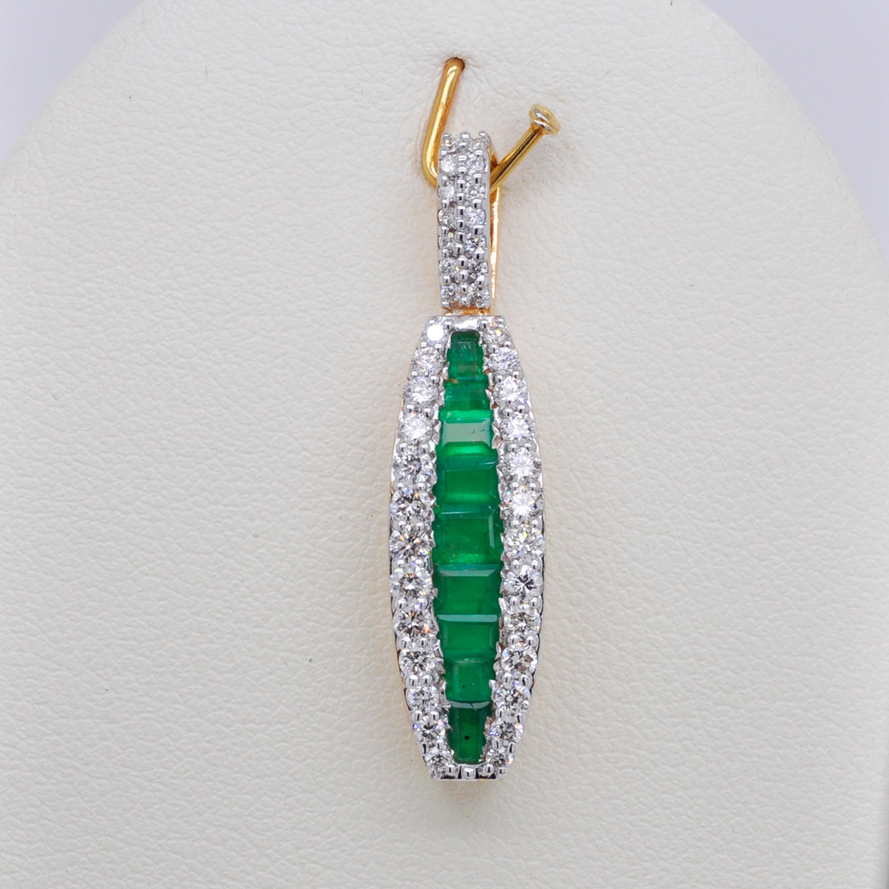 18 Karat Gold Channel Set Smaragd Baguette Diamant Linear Anhänger Halskette im Zustand „Neu“ im Angebot in Jaipur, Rajasthan