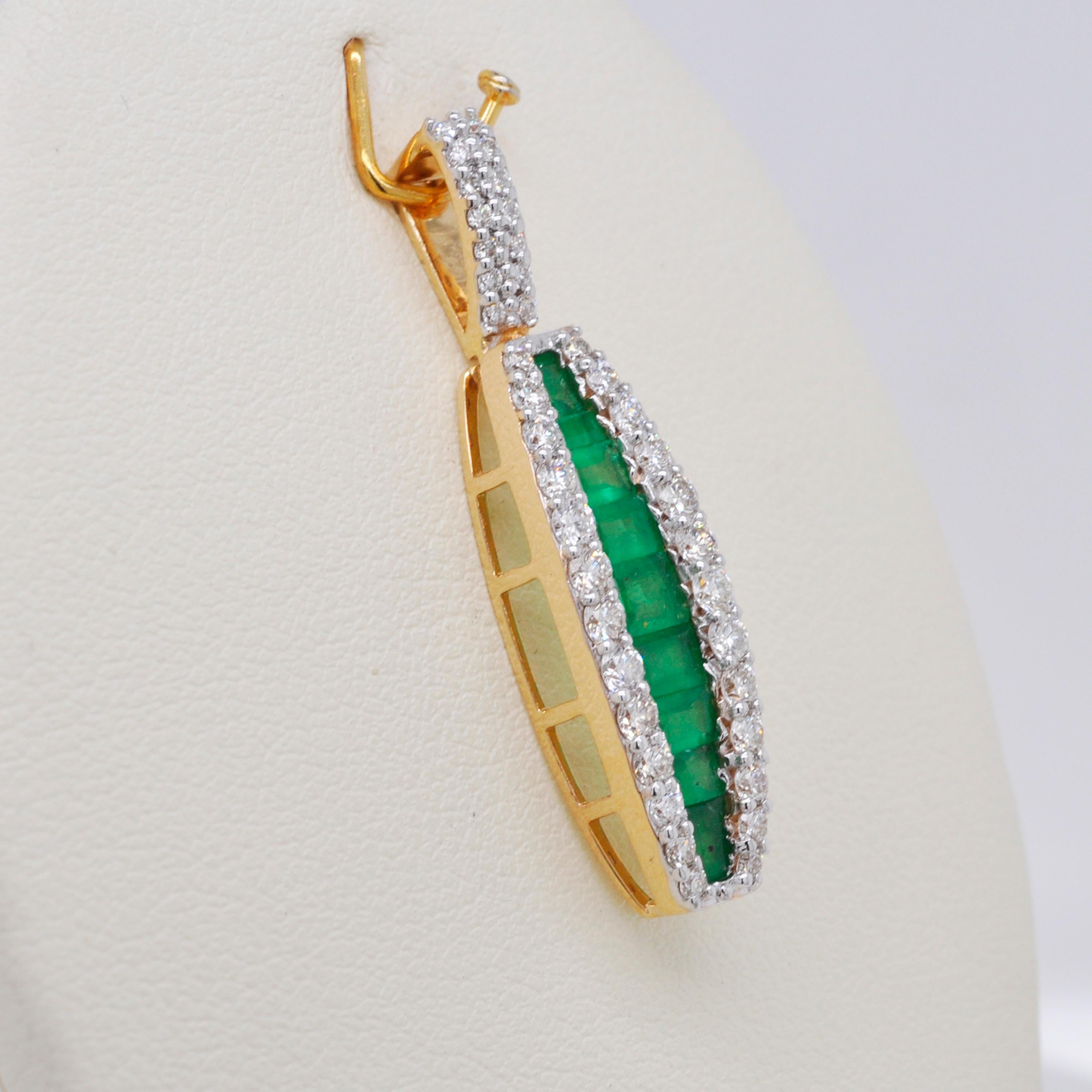 18 Karat Gold Channel Set Emerald Baguette Diamond Linear Pendant Necklace In New Condition For Sale In Jaipur, Rajasthan