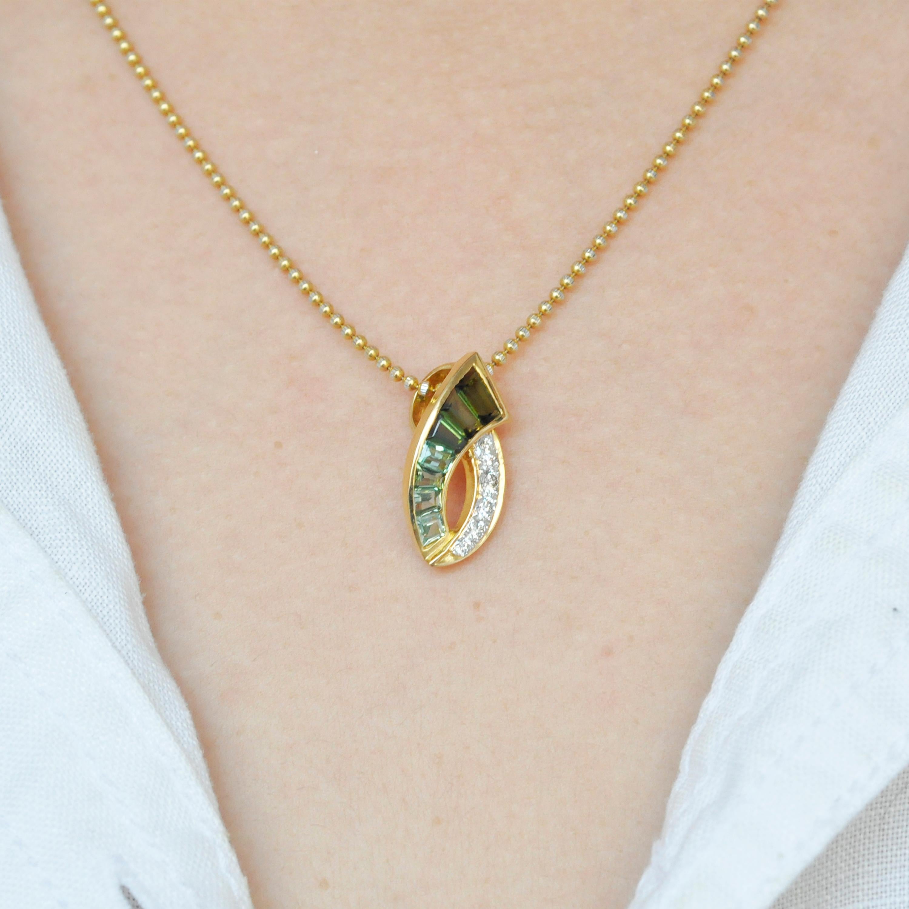 Contemporain Collier pendentif en or 18 carats serti de tourmalines vertes et de diamants baguettes en vente