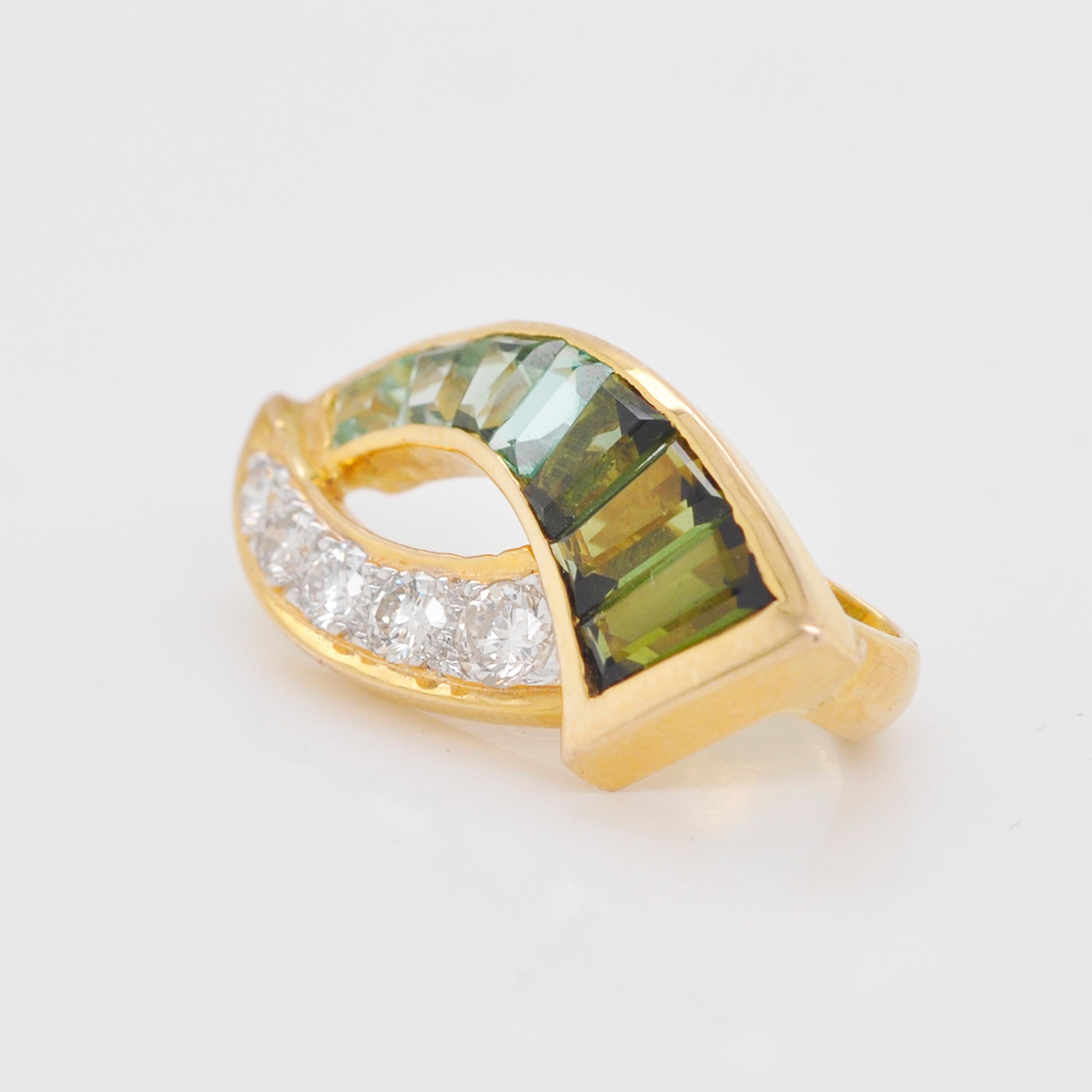 Collier pendentif en or 18 carats serti de tourmalines vertes et de diamants baguettes Pour femmes en vente