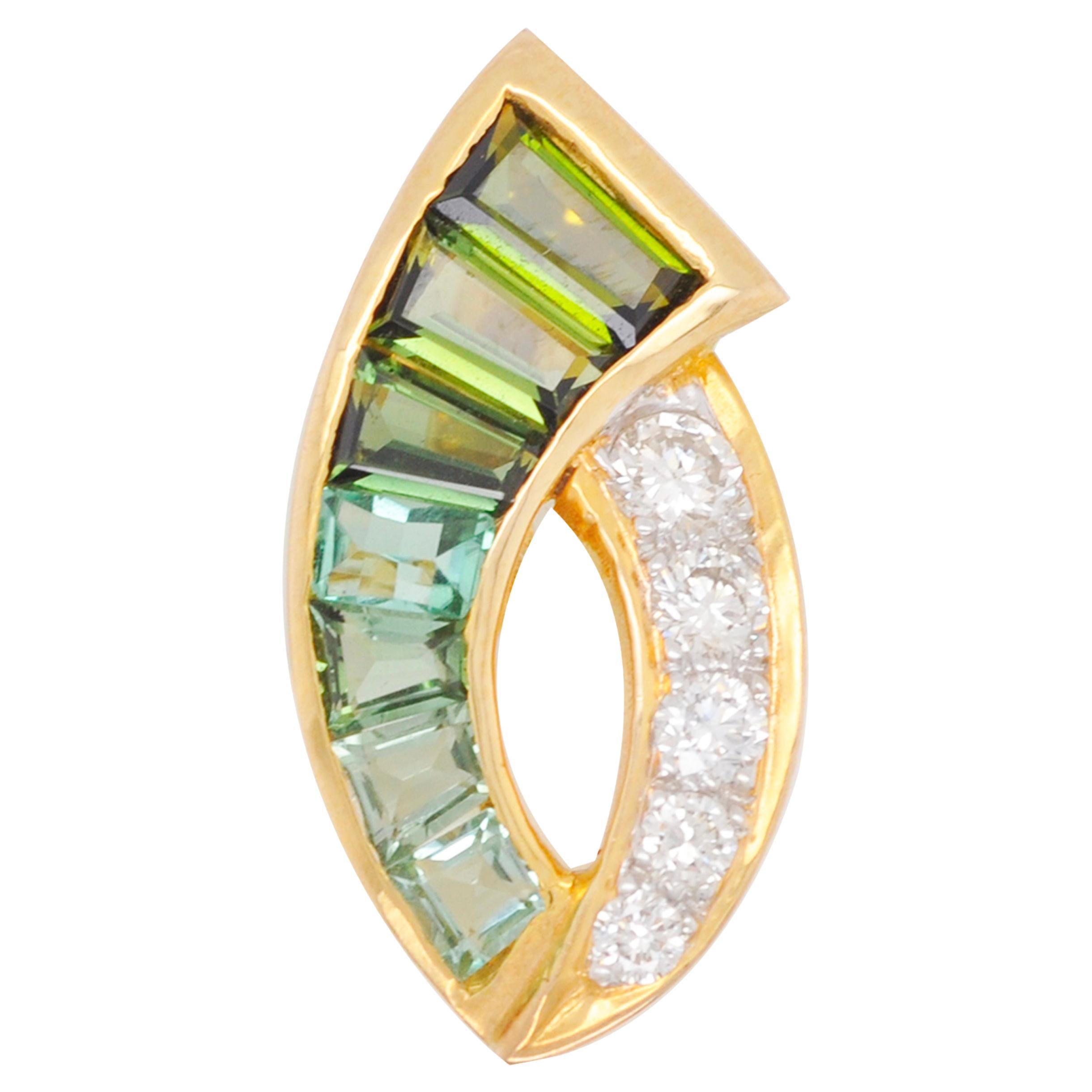 Collier pendentif en or 18 carats serti de tourmalines vertes et de diamants baguettes en vente