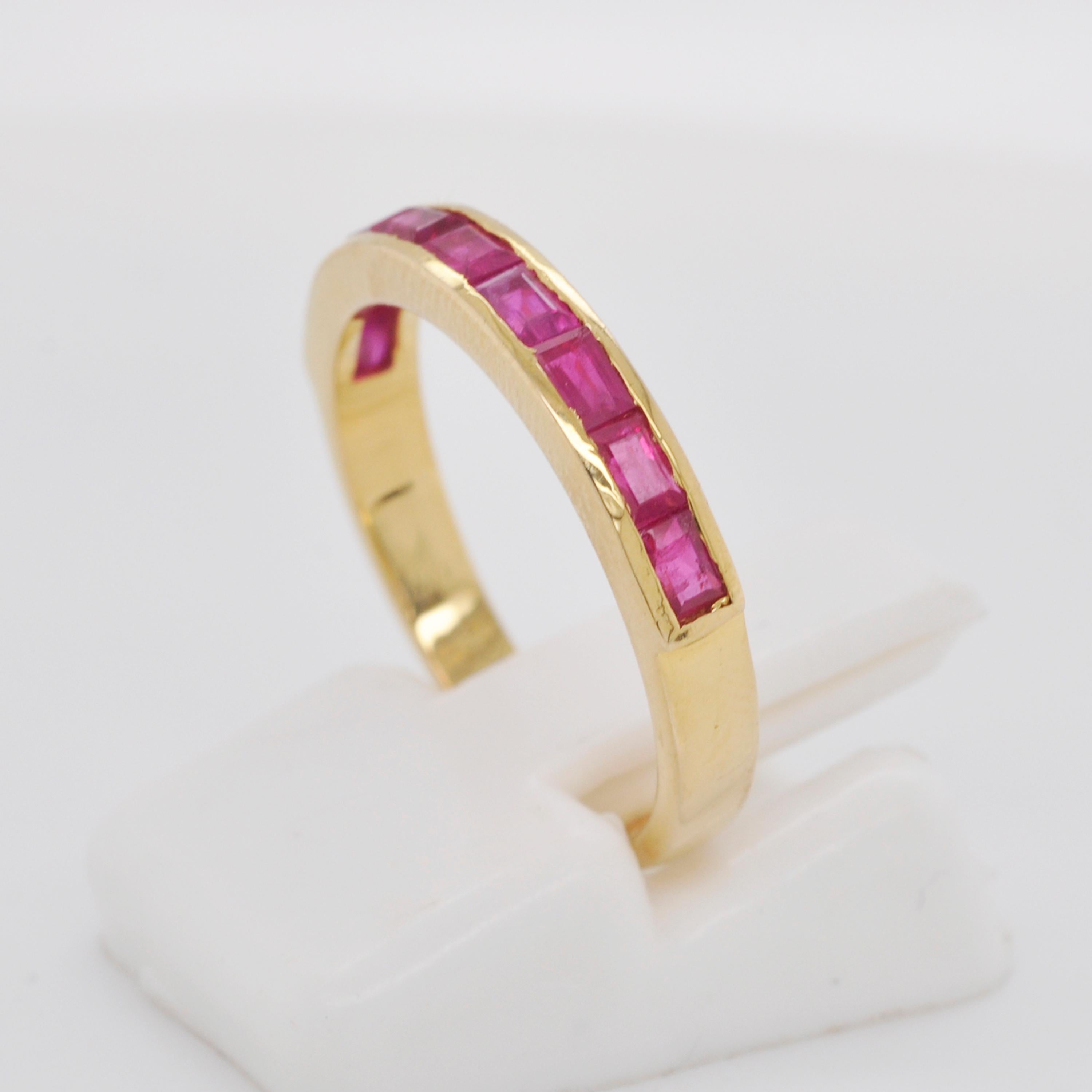 Bague à anneau classique en or 18 carats sertie d'un rubis baguette du Mozambique en vente 4