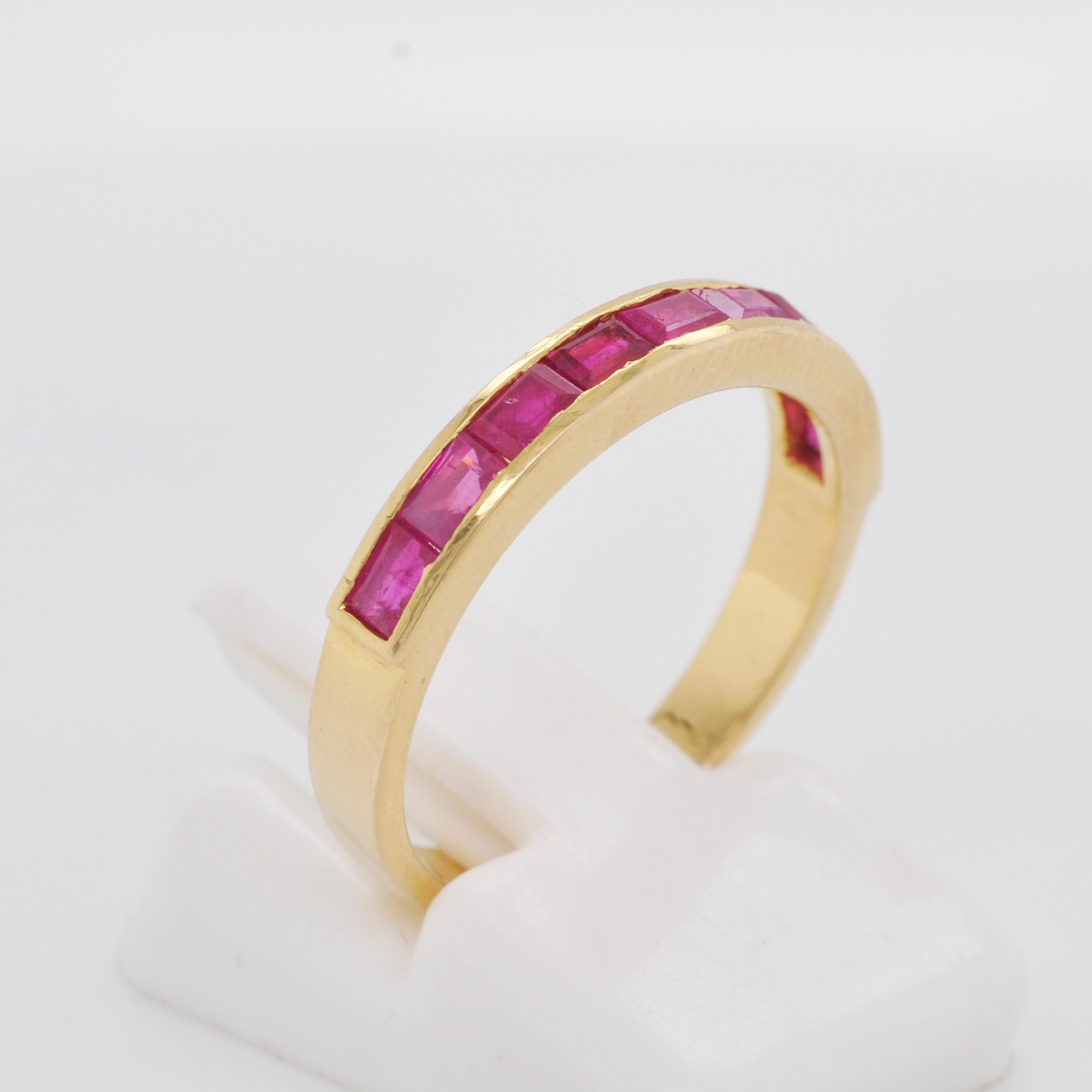 Bague à anneau classique en or 18 carats sertie d'un rubis baguette du Mozambique en vente 5