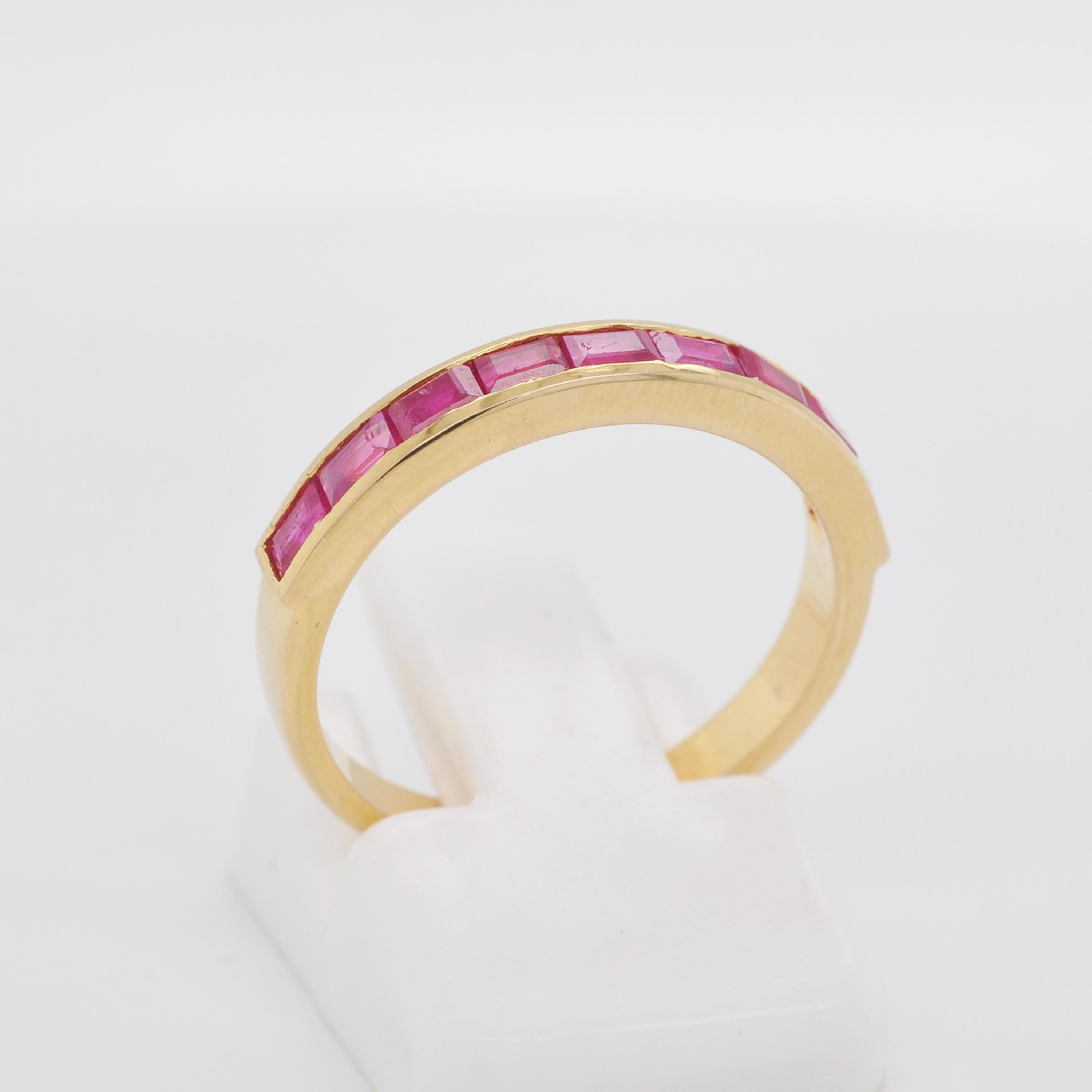 Bague à anneau classique en or 18 carats sertie d'un rubis baguette du Mozambique en vente 6