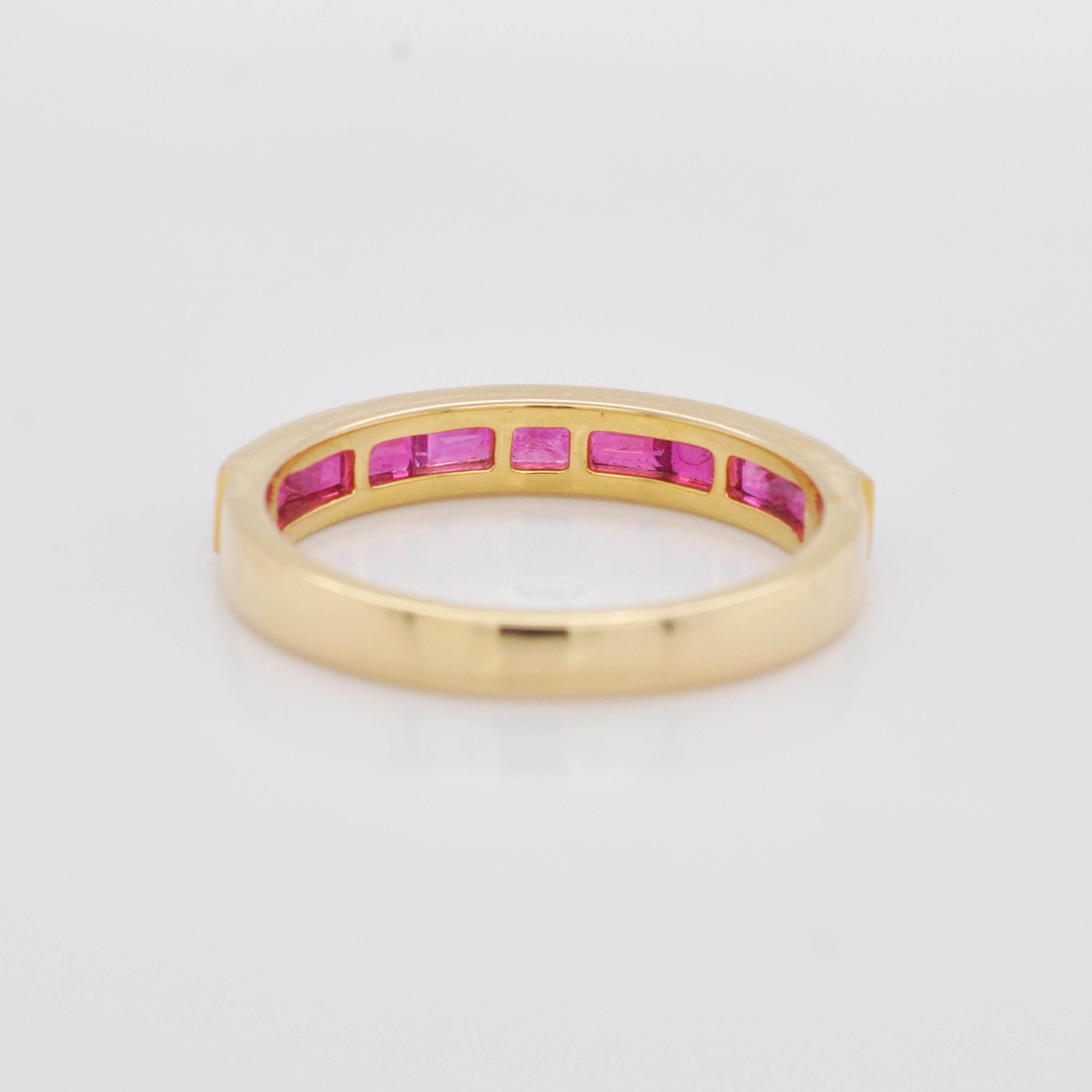 Bague à anneau classique en or 18 carats sertie d'un rubis baguette du Mozambique en vente 8