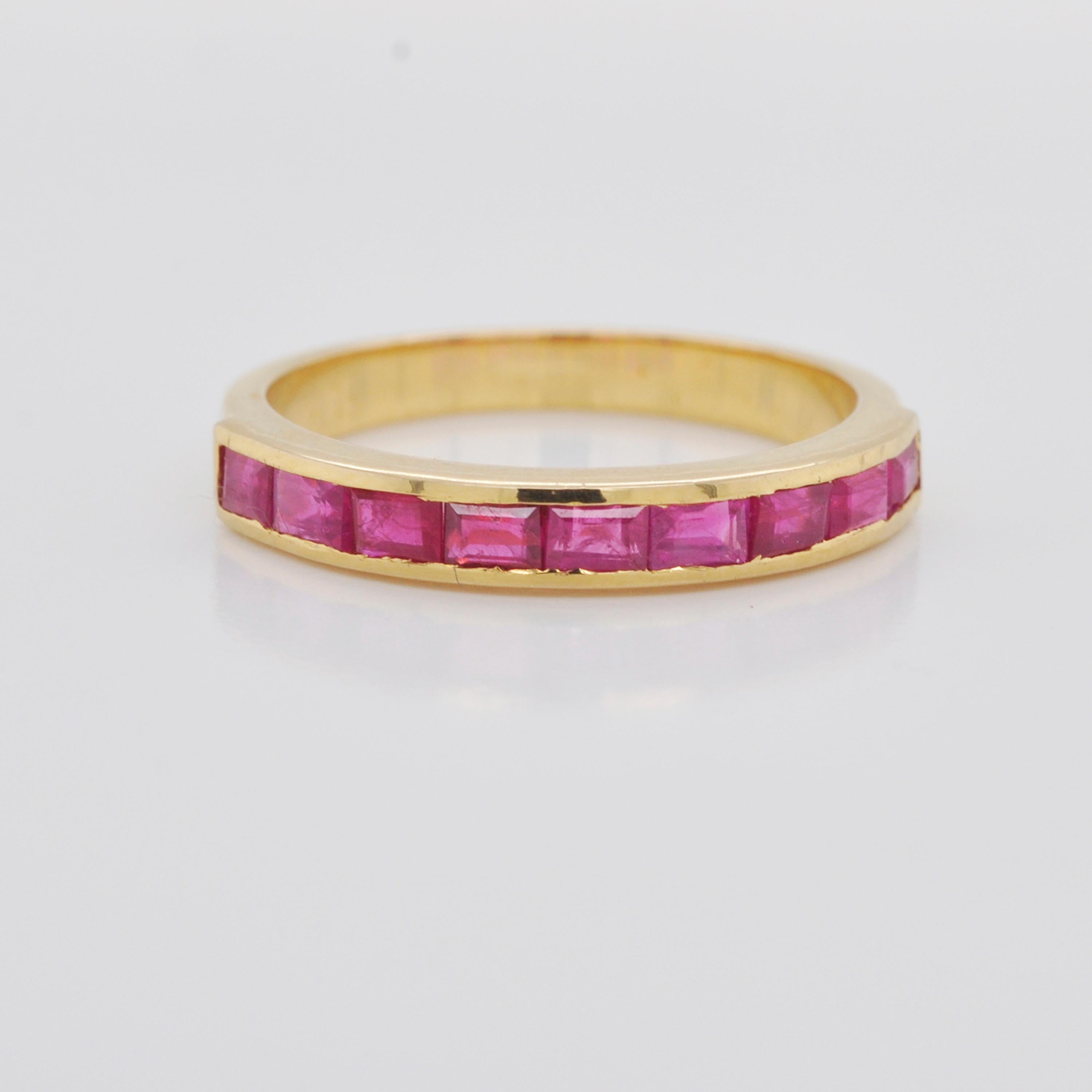 Bague à anneau classique en or 18 carats sertie d'un rubis baguette du Mozambique en vente 9