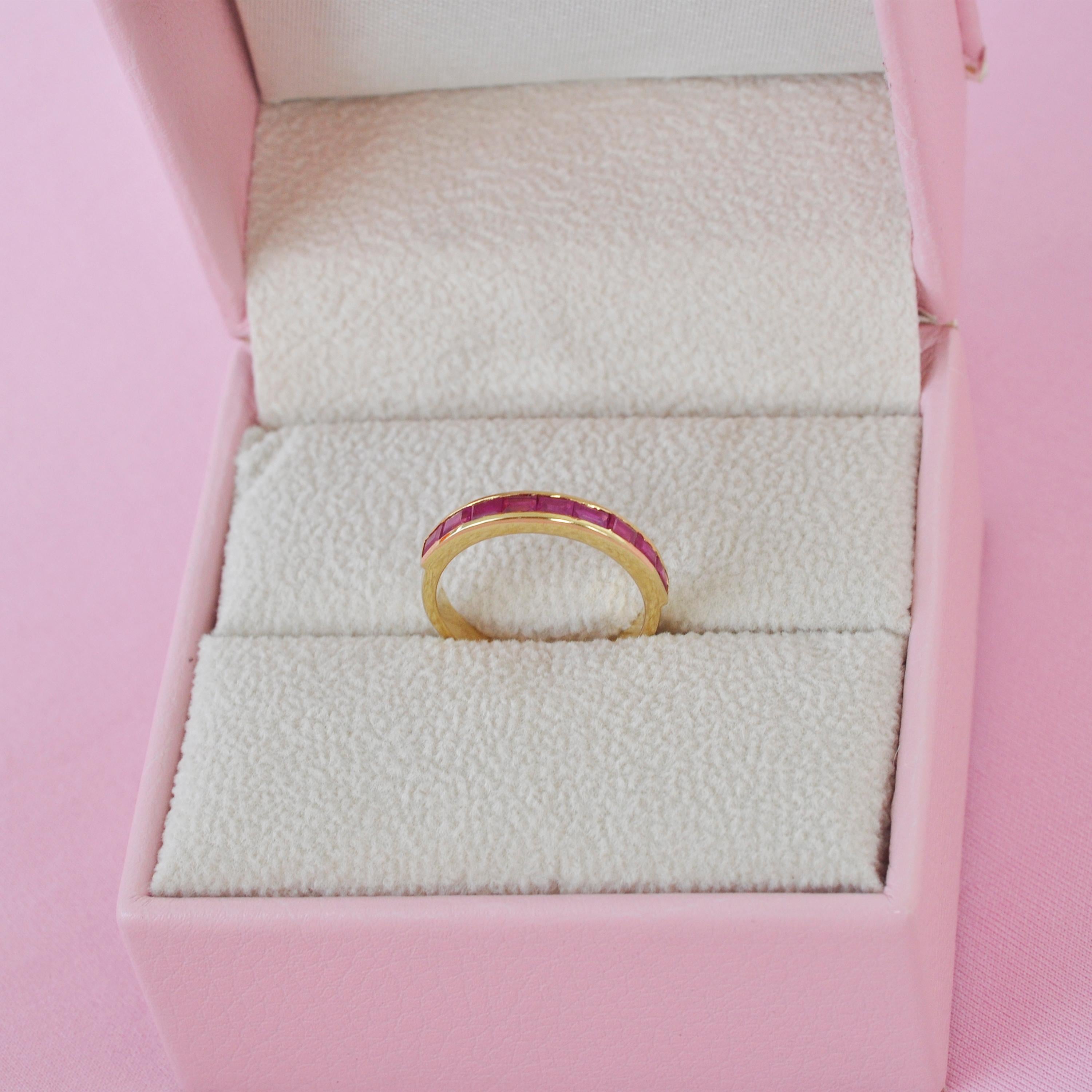 Bague à anneau classique en or 18 carats sertie d'un rubis baguette du Mozambique en vente 1