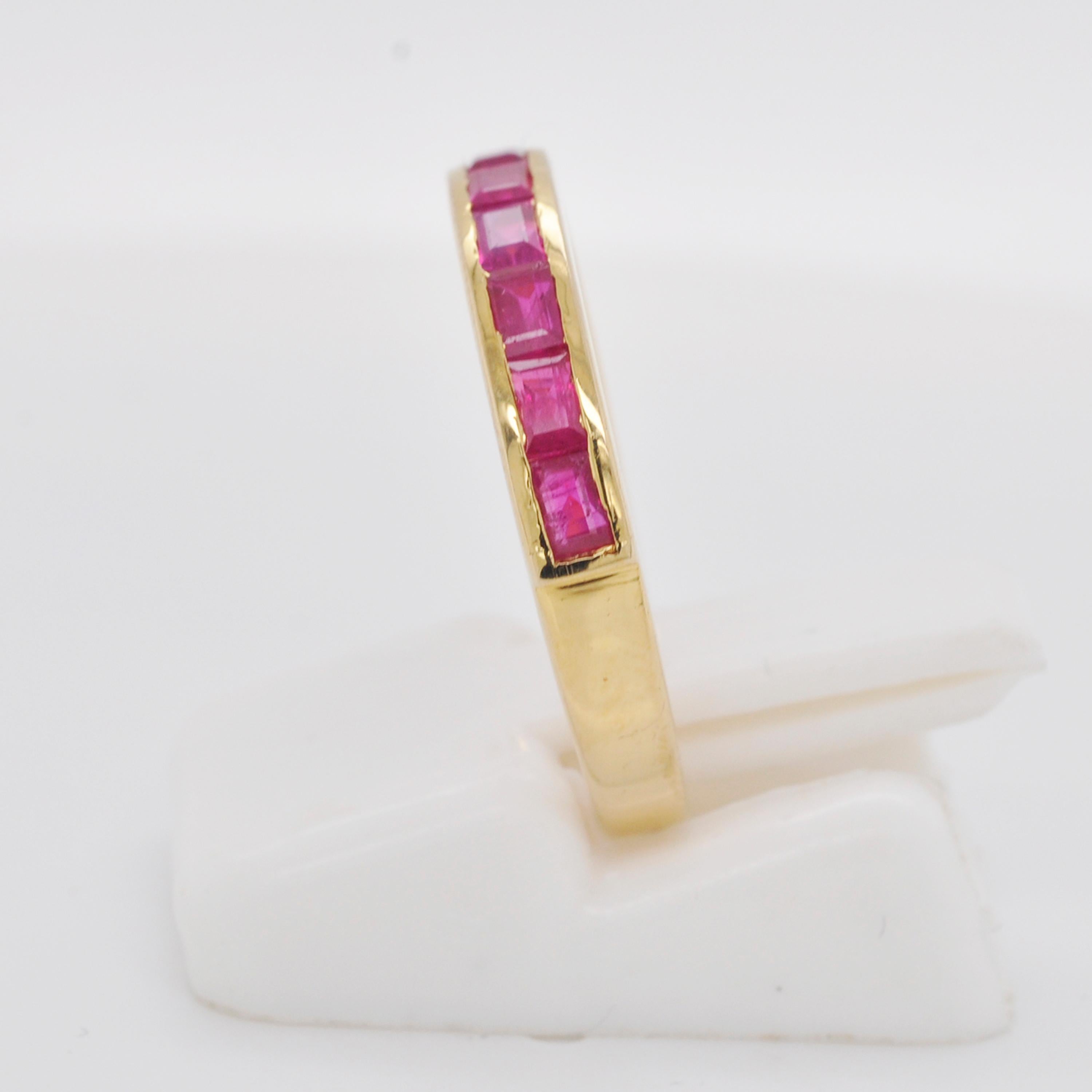 Bague à anneau classique en or 18 carats sertie d'un rubis baguette du Mozambique en vente 3