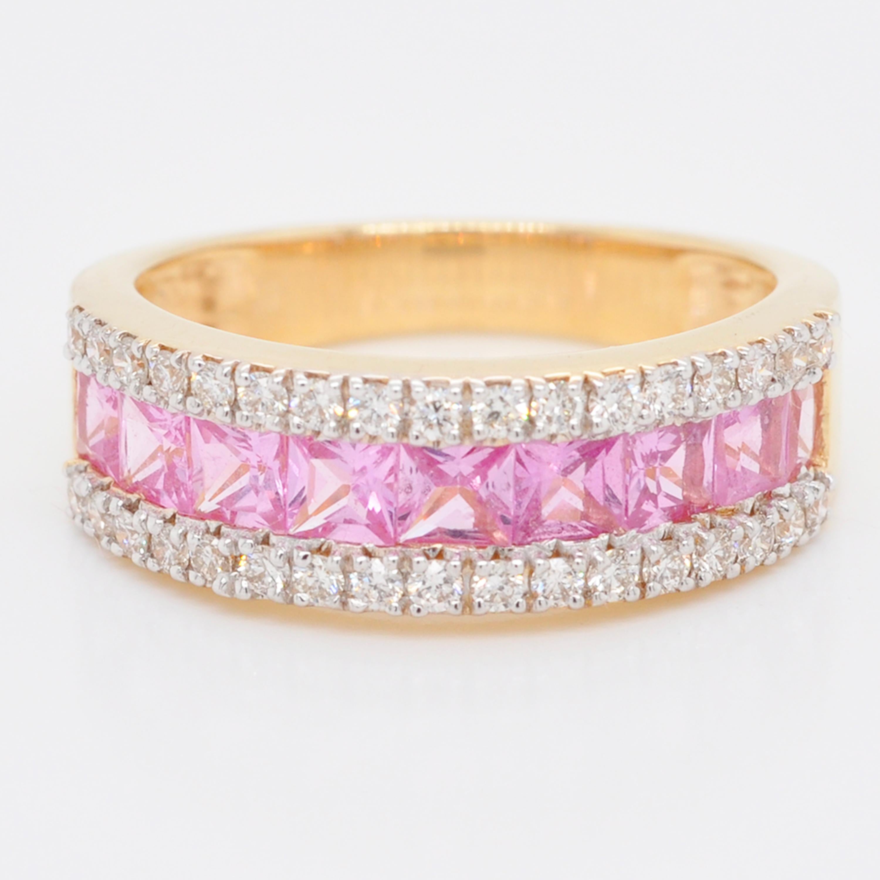 Linearer Ring aus 18 Karat Gold mit rosa Saphiren im Prinzessinnenschliff und Diamanten (Carréschliff) im Angebot