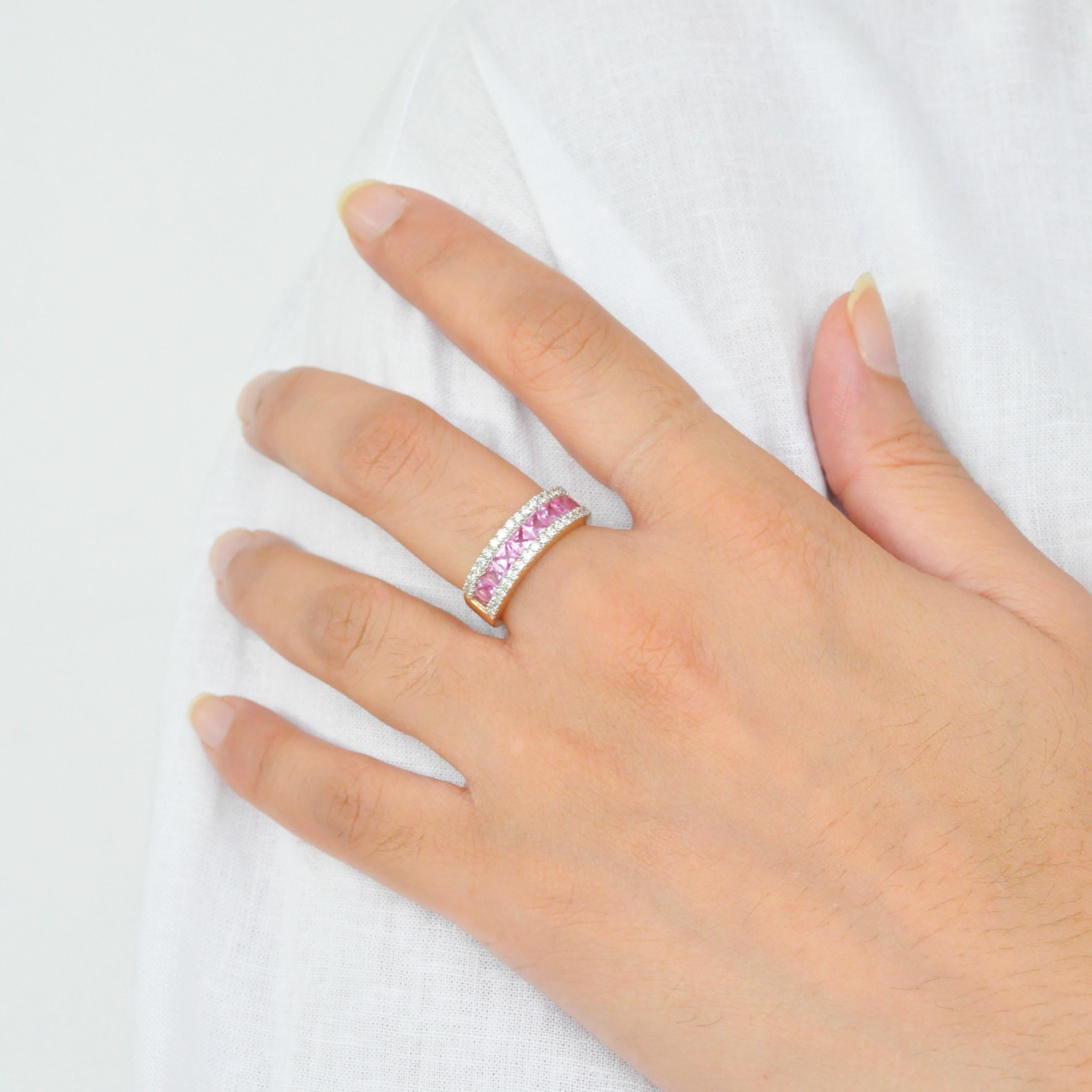 Or 18 carats Channel Set Princesse Sapphire Pink Diamond Linear Band Ring Neuf - En vente à Jaipur, Rajasthan