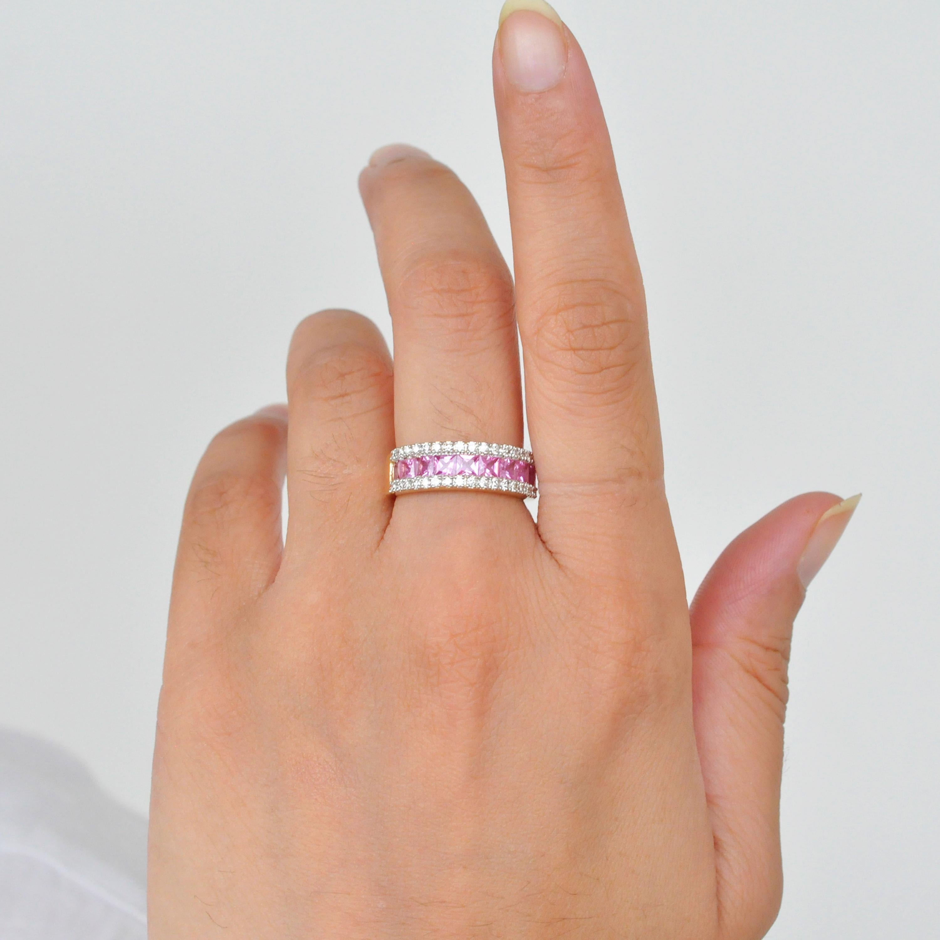 Linearer Ring aus 18 Karat Gold mit rosa Saphiren im Prinzessinnenschliff und Diamanten im Angebot 1