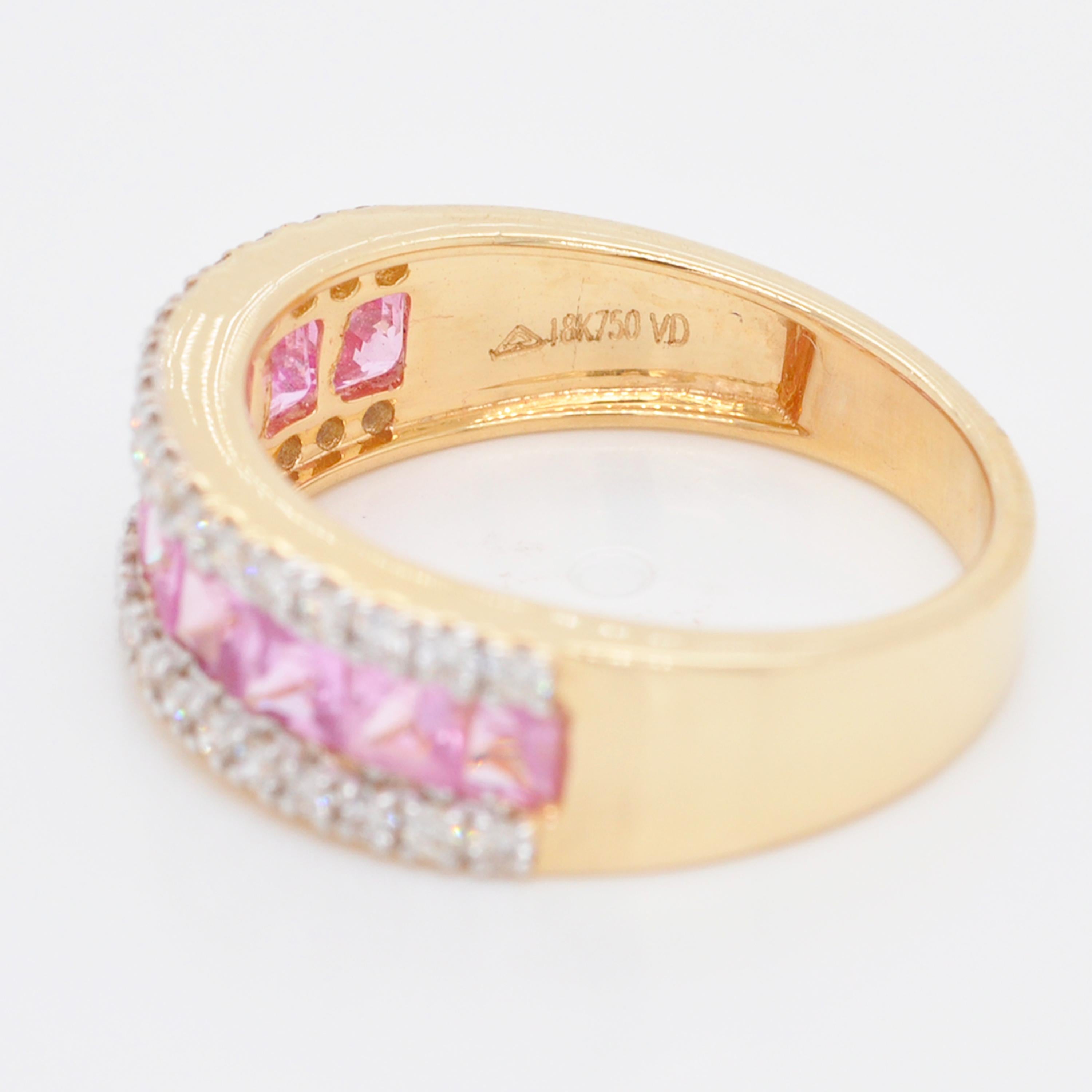 Or 18 carats Channel Set Princesse Sapphire Pink Diamond Linear Band Ring en vente 2