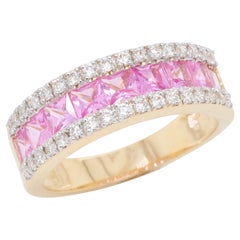 Linearer Ring aus 18 Karat Gold mit rosa Saphiren im Prinzessinnenschliff und Diamanten