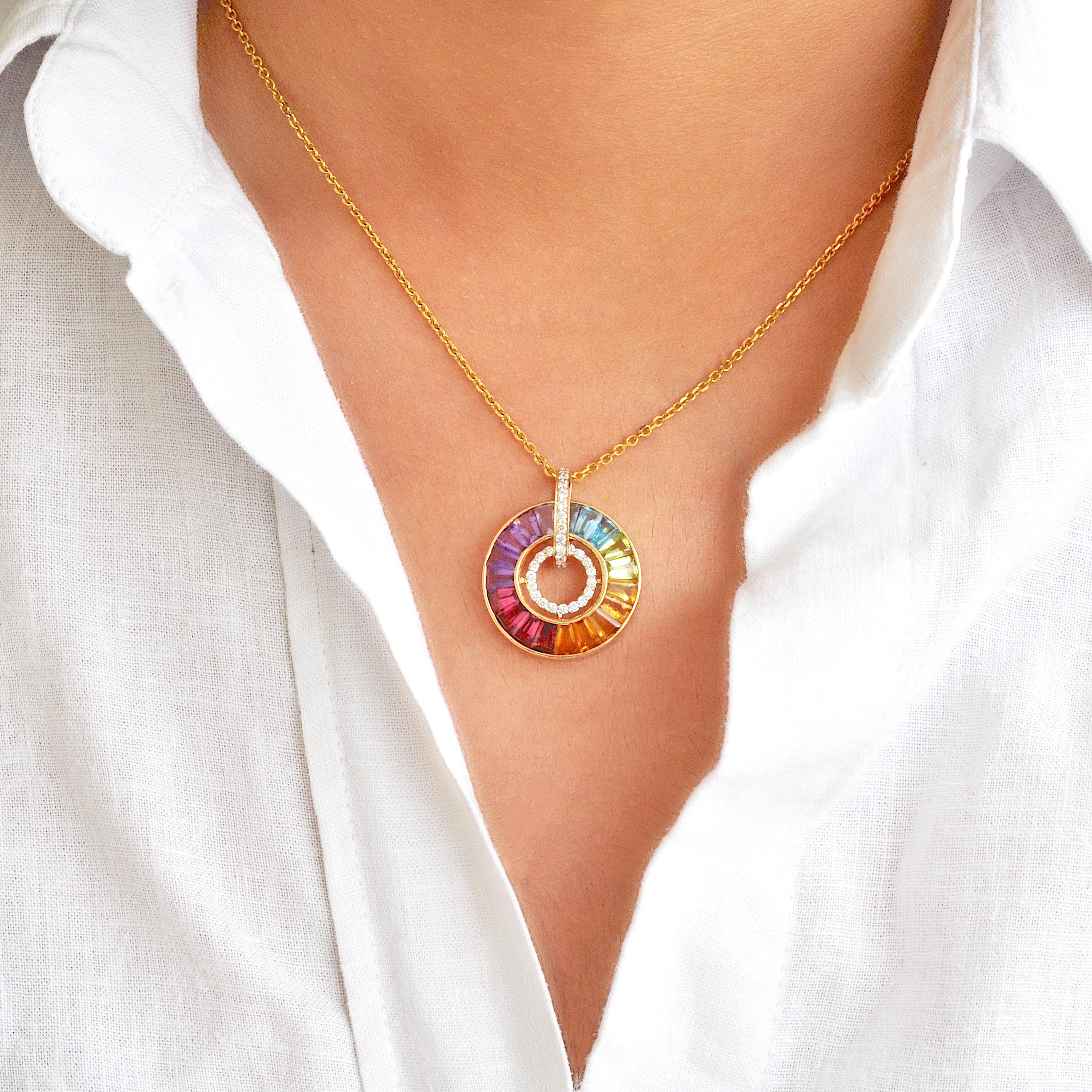 Ciondolo circolare in oro 14 carati con gemme multicolore arcobaleno incastonate e diamanti art déco.

Una brillante vetrina di stile ti aspetta con il nostro ciondolo Rainbow Circle Diamond. Questo capolavoro è realizzato con cura e presenta