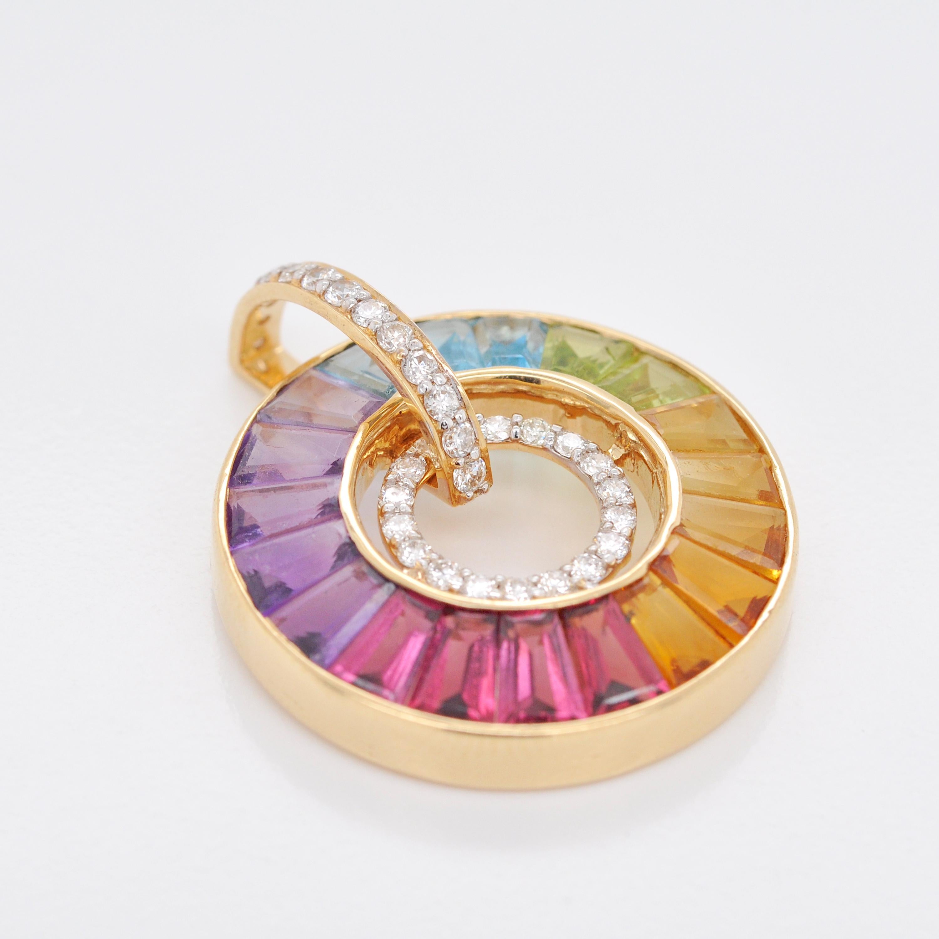 Baguette rastremato Ciondolo circolare in oro 14 carati con gemme arcobaleno incastonate e diamanti Art Deco in vendita