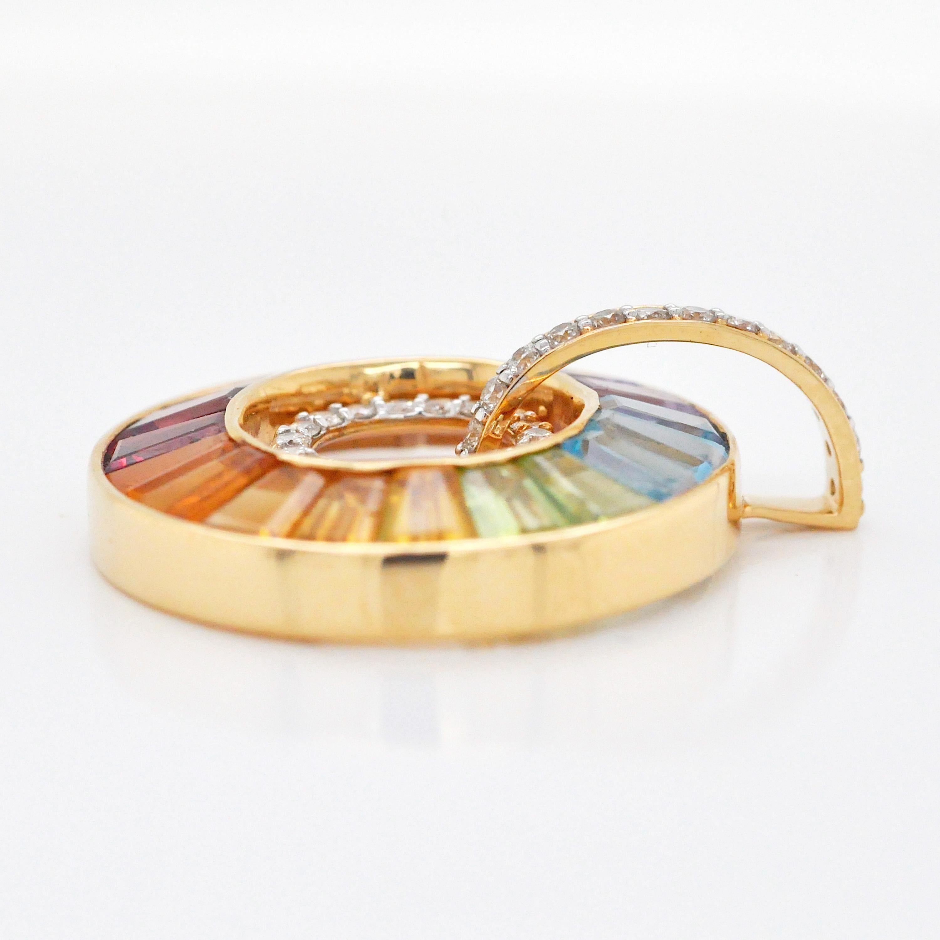 da uomo o donna Ciondolo circolare in oro 14 carati con gemme arcobaleno incastonate e diamanti Art Deco in vendita