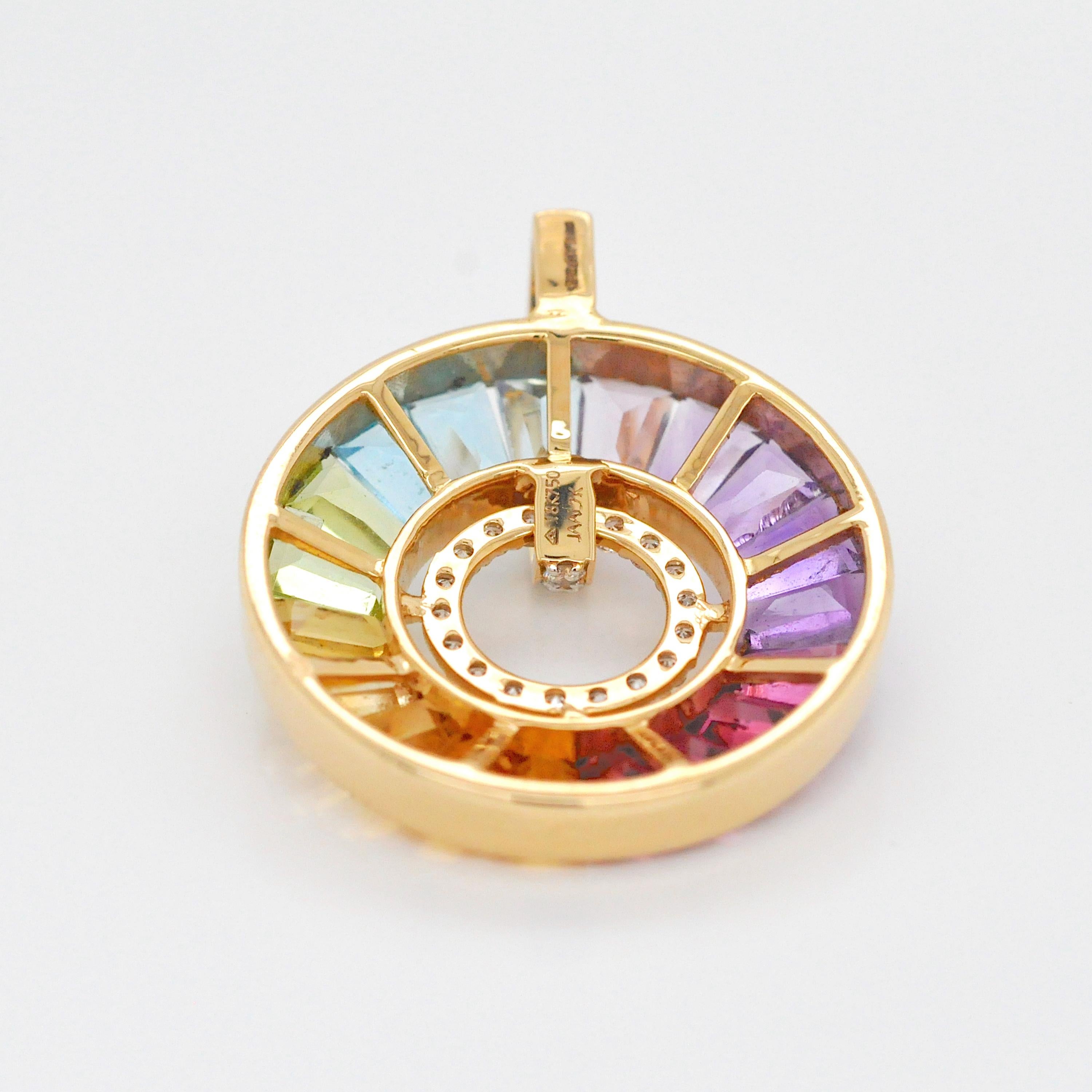 Ciondolo circolare in oro 14 carati con gemme arcobaleno incastonate e diamanti Art Deco in vendita 1