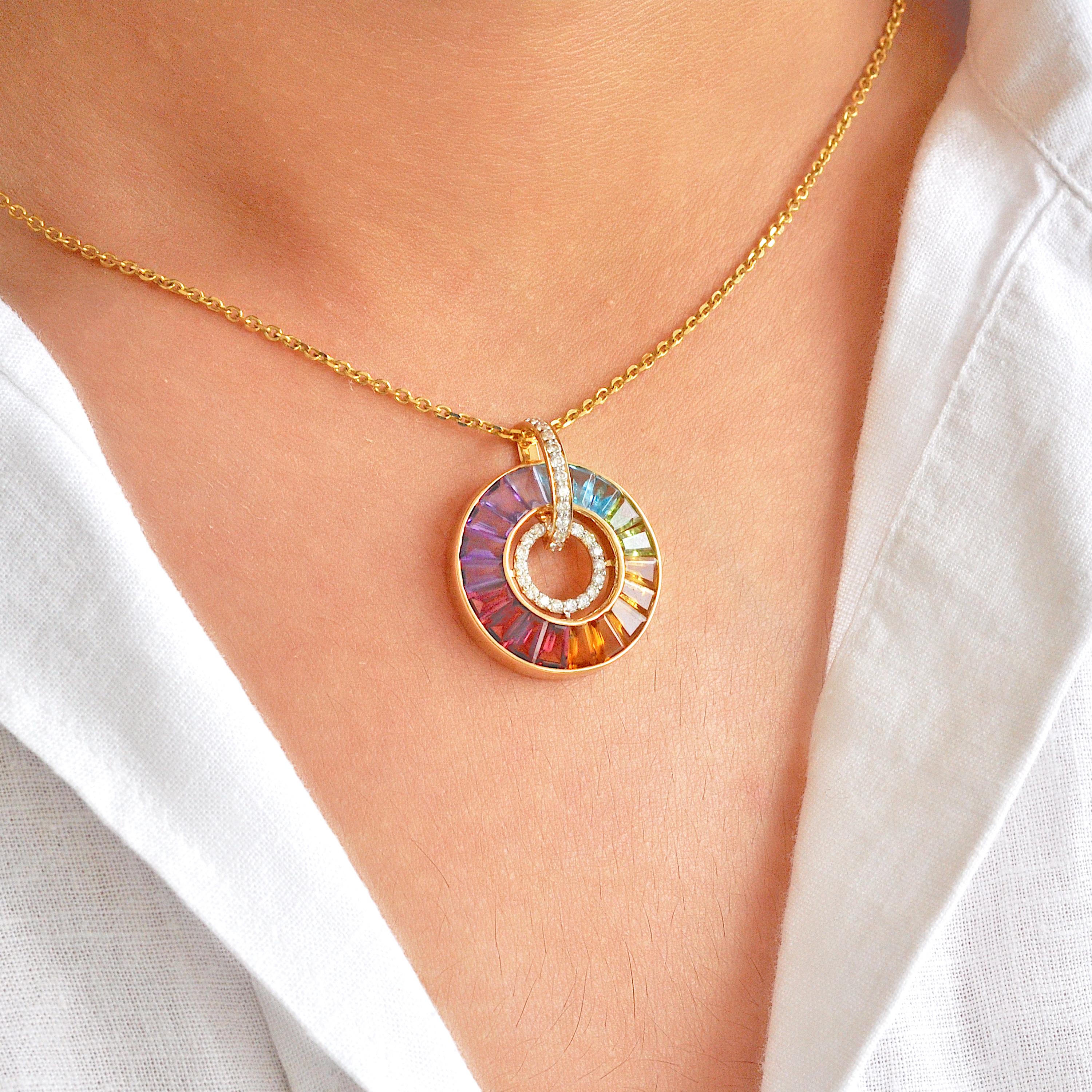 Ciondolo circolare in oro 14 carati con gemme arcobaleno incastonate e diamanti Art Deco in vendita 3