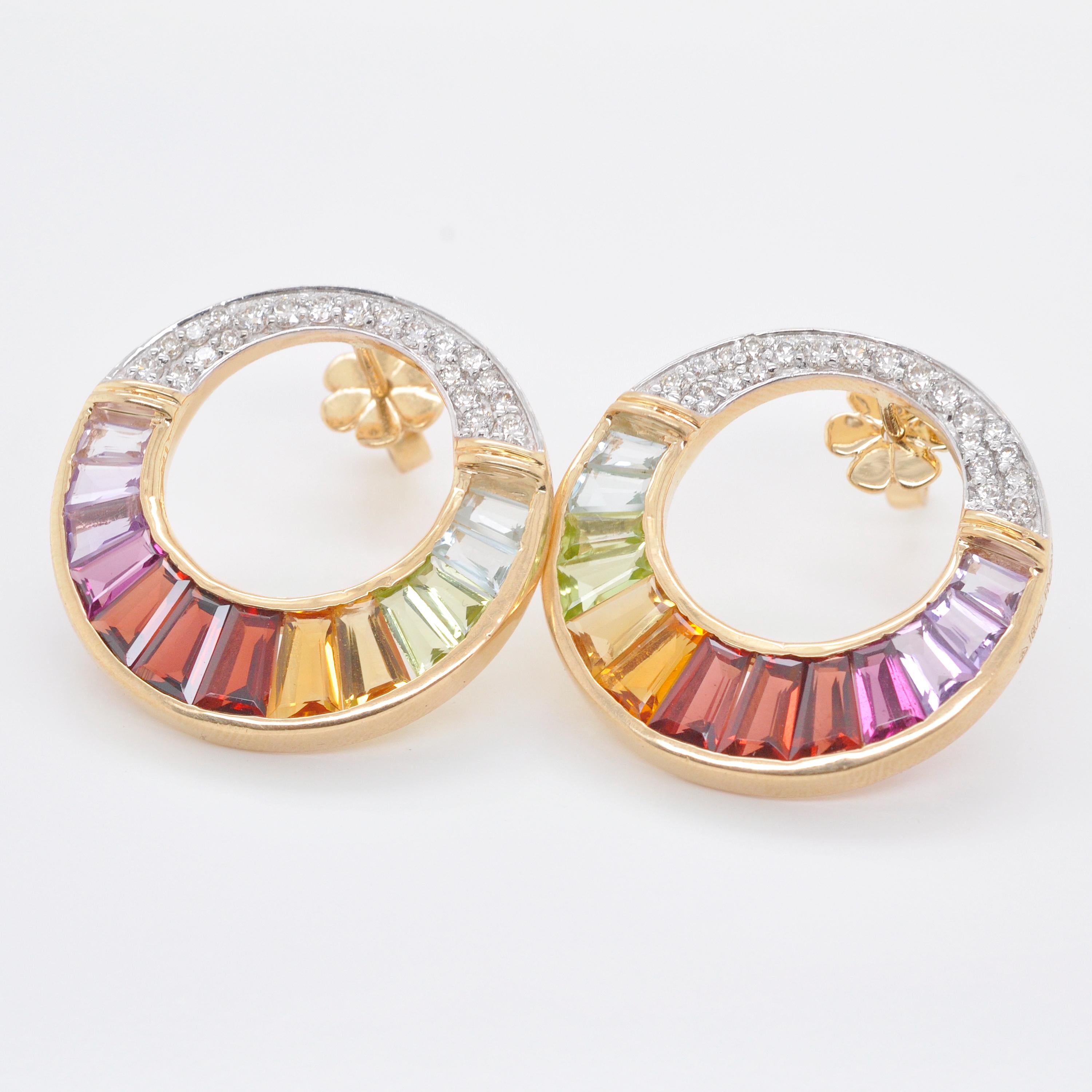 Clous d'oreilles circulaires en or 18 carats sertis de diamants baguettes arc-en-ciel en vente 1
