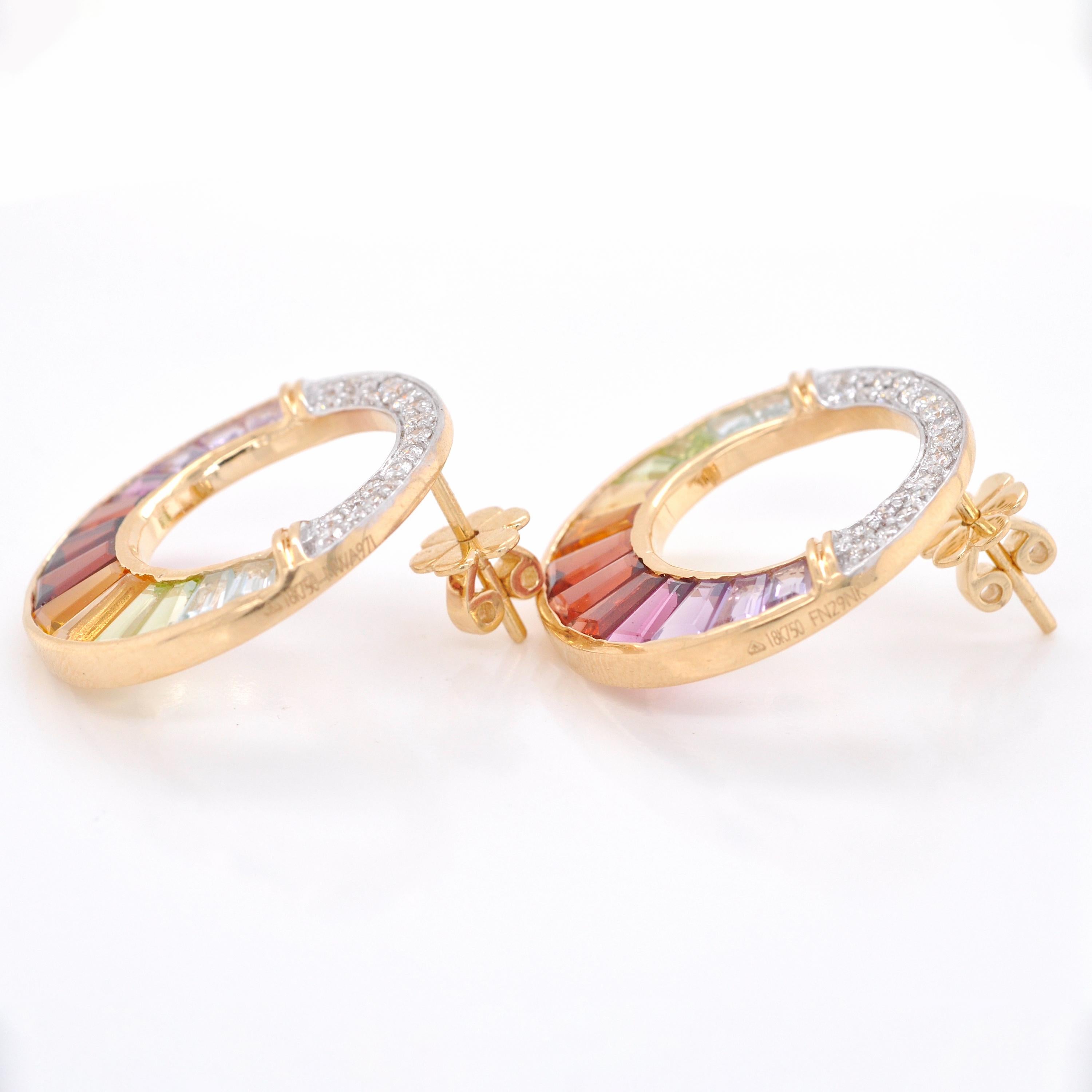 Clous d'oreilles circulaires en or 18 carats sertis de diamants baguettes arc-en-ciel en vente 2