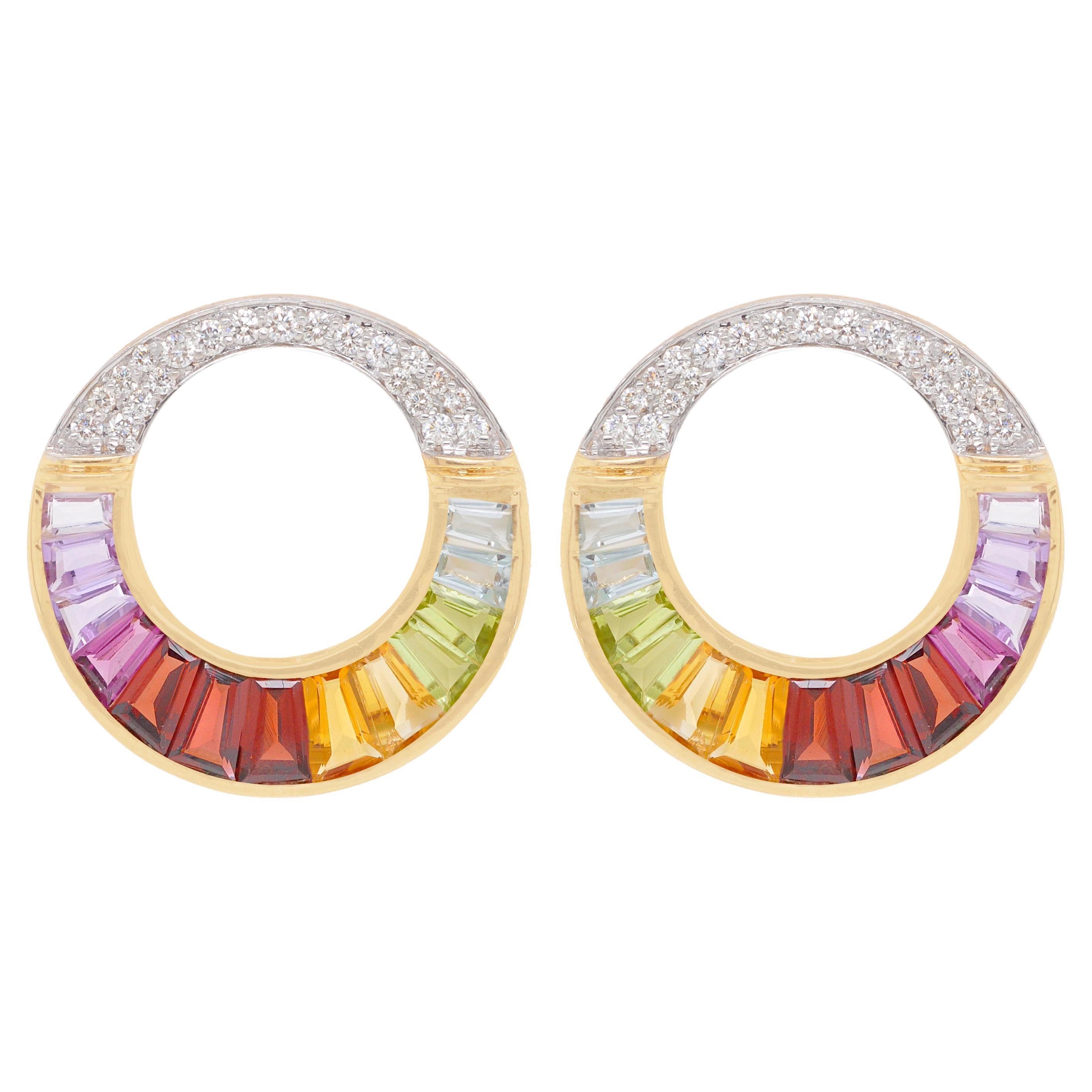 Clous d'oreilles circulaires en or 18 carats sertis de diamants baguettes arc-en-ciel en vente