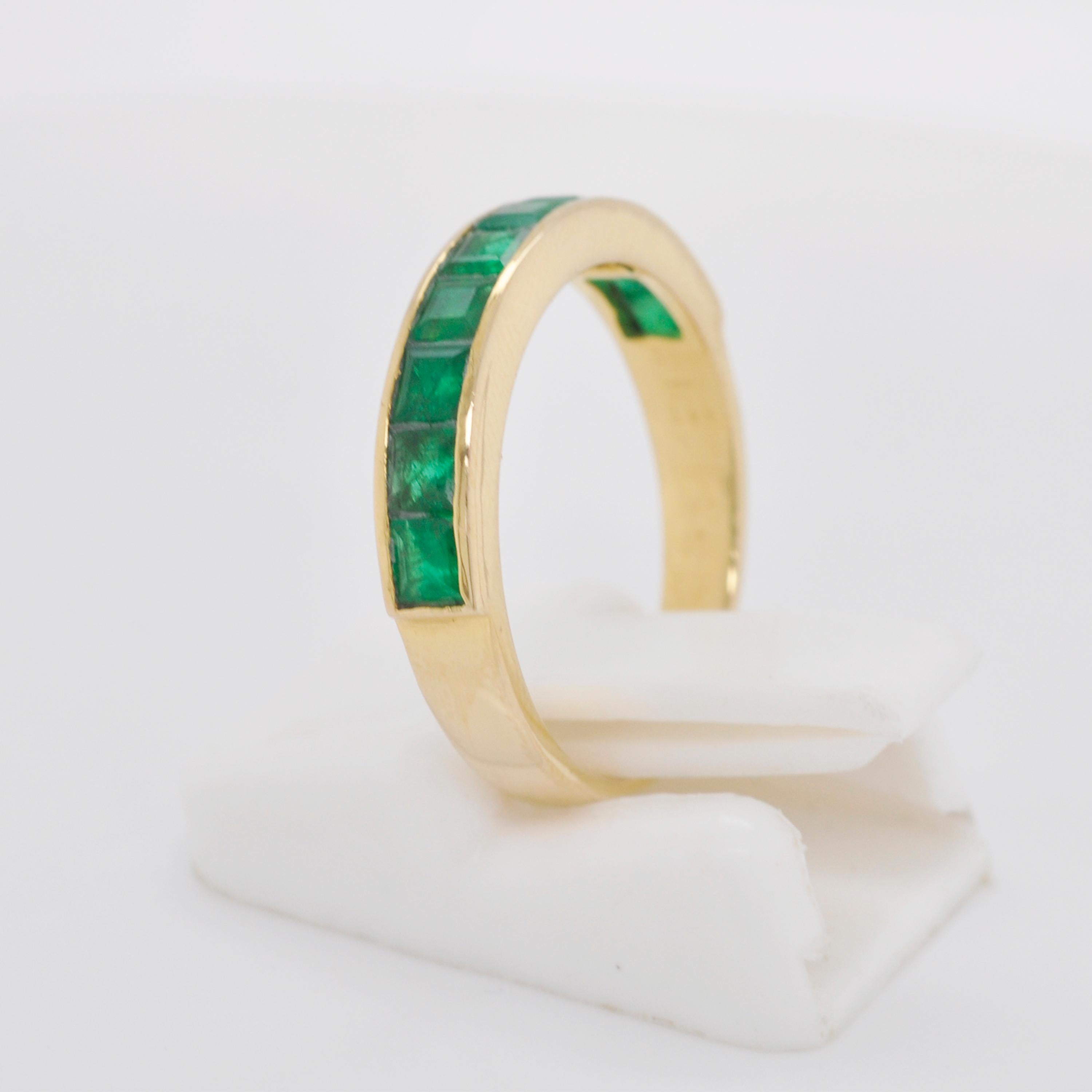 18 Karat Gold Channel Set Zambian Emerald Square Classic Band Ring In New Condition For Sale In Jaipur, Rajasthan