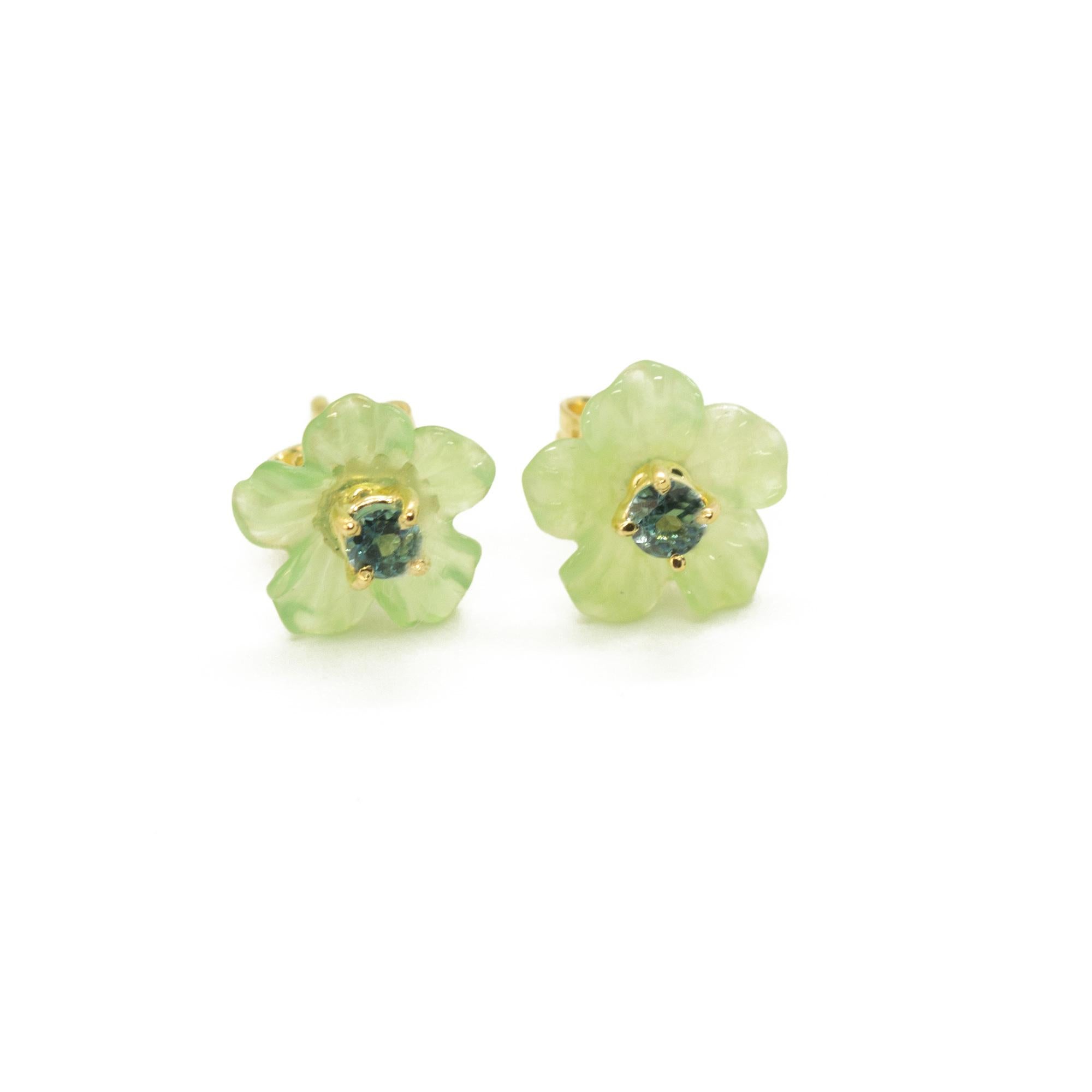 D'étonnants clous d'oreilles en forme de fleur, avec des pétales sculptés évoquant le travail de joaillerie traditionnel italien fait à la main.

Haute joaillerie fabriquée en Italie avec des pierres précieuses naturelles.

• or jaune 18k
• Fleurs