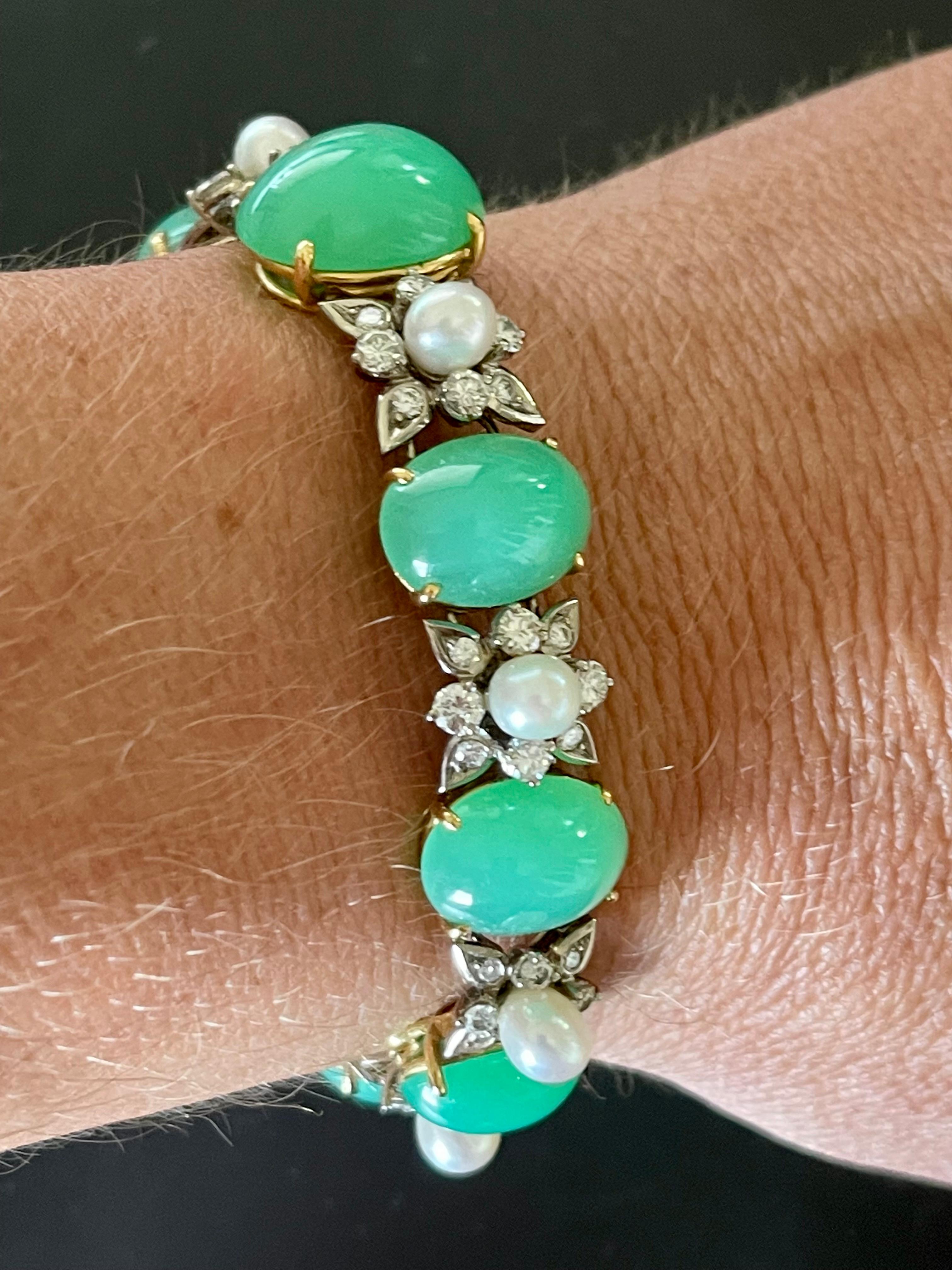 Beautifully crafted white and yellow gold Bracelet, 18 K,  46g.
Elegant bracelet, set with 8 Chrysoprase-Cabochons ca. 59.10 ct, 8 Biwa-Pearls und 64 brilliant cut diamonds of approximately 4.40 ct, G color, vs 1. Length 18 cm. 
