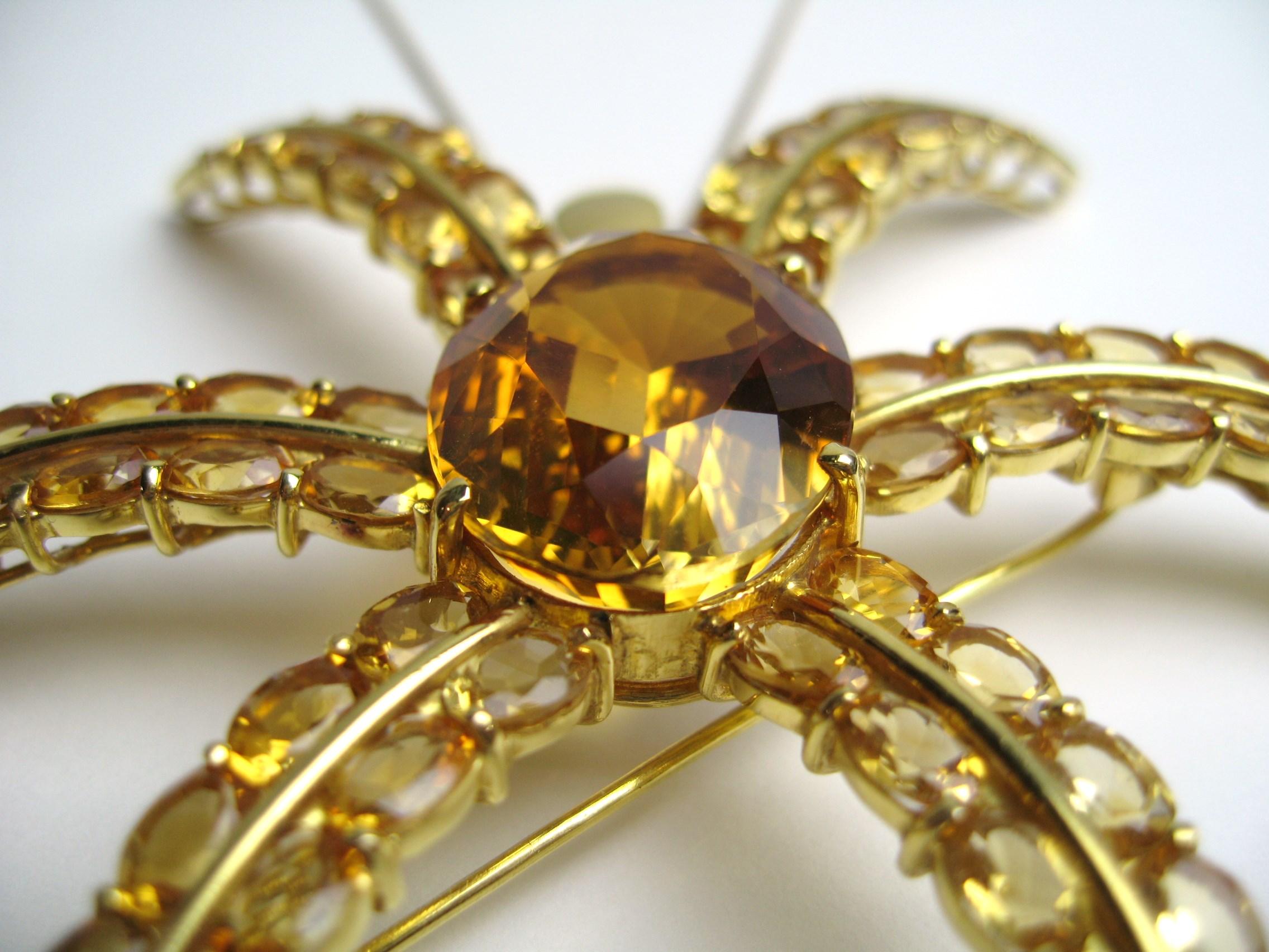 Echa un vistazo a esta increíble pieza personalizada. Aproximadamente 50 quilates de citrino de Madeira engastados en oro de 18 quilates. Mide 3,50 pulgadas x 3,75 pulgadas. Sin duda, una pieza única. Funciona como Colgante y Broche. Viene con una