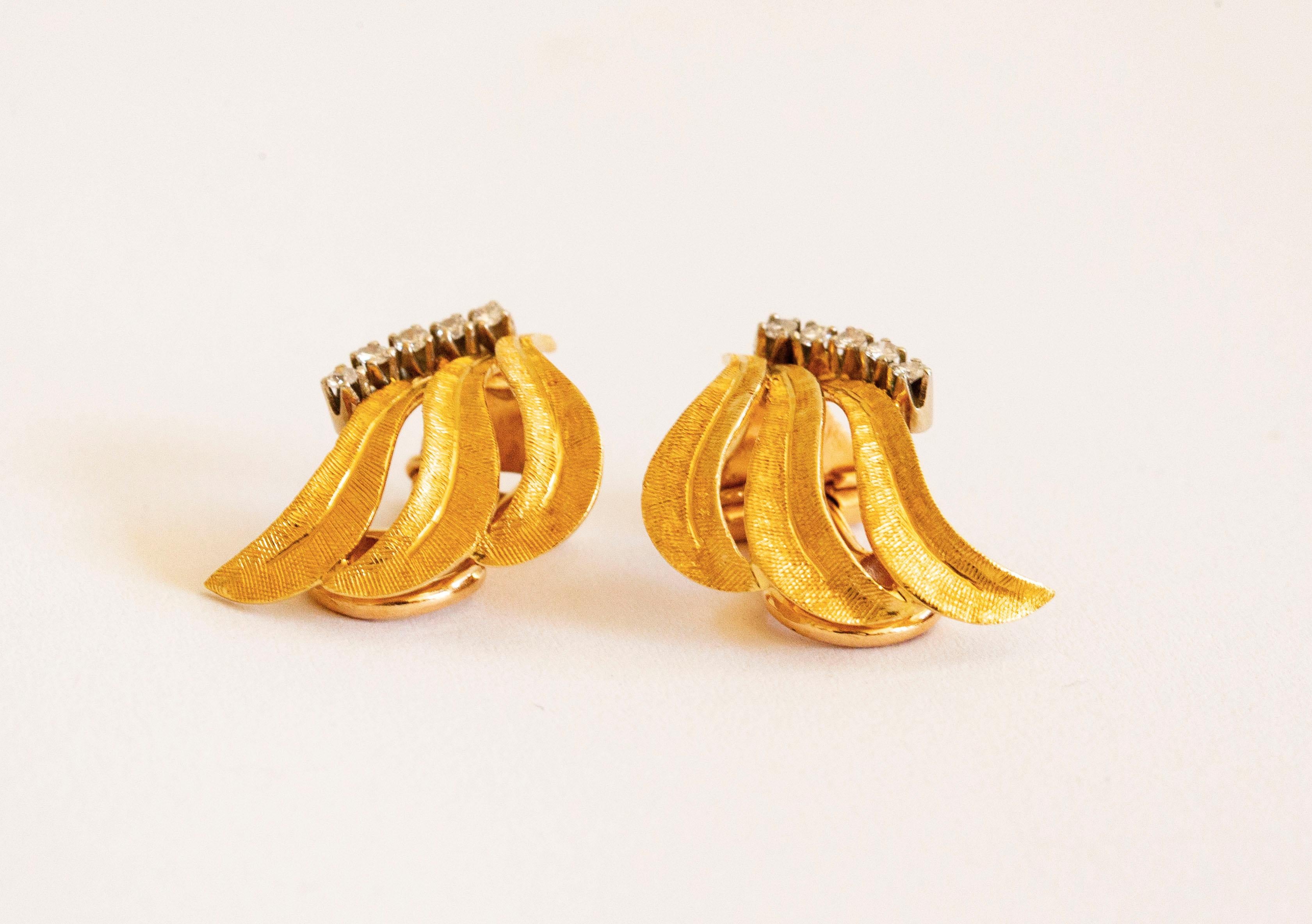 18  Karat Gold Clip-on Earrings with Five Brilliant Cut Diamonds For Sale 3
