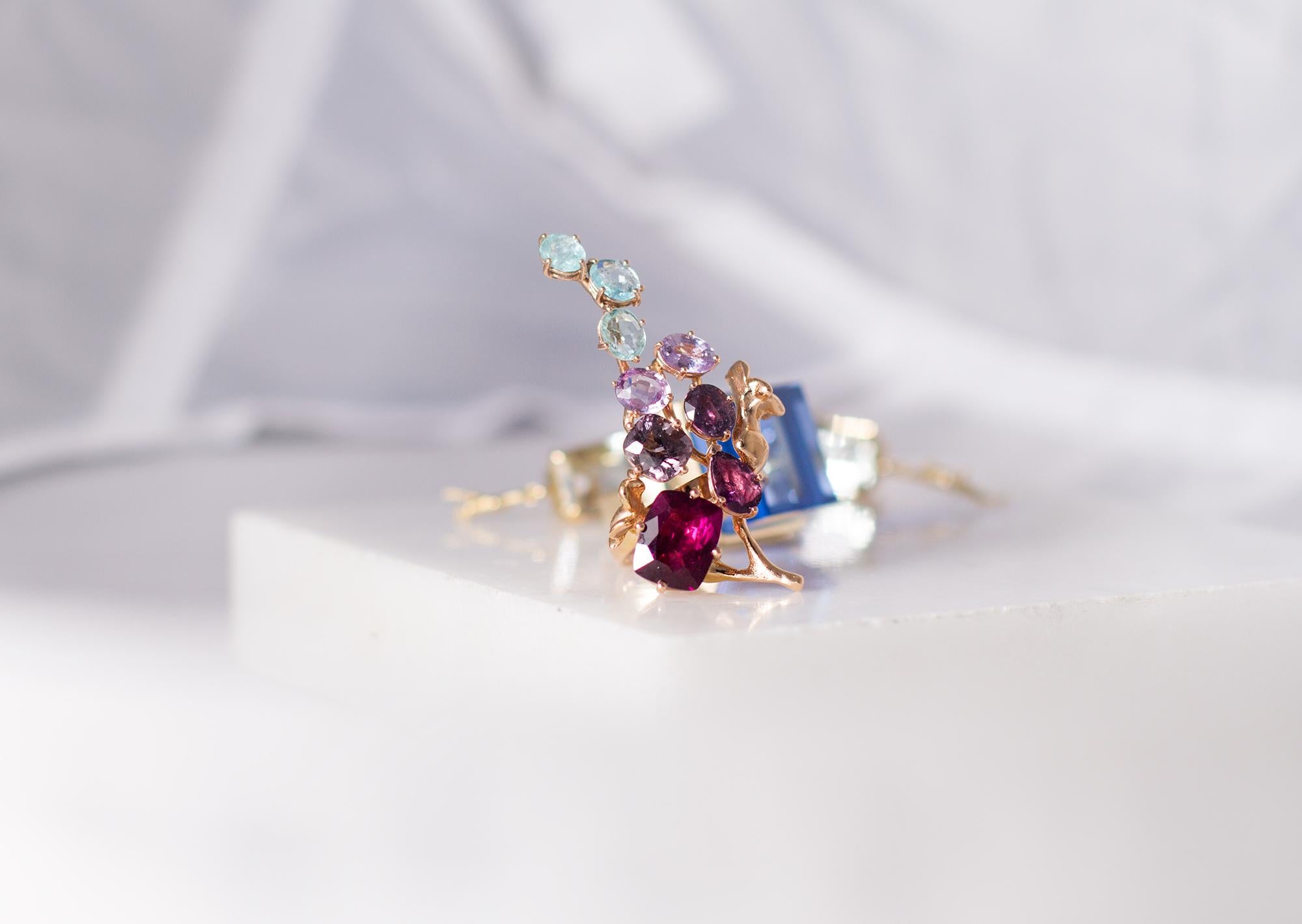 Fourteen Carats Gems Cluster Ring With Pink Sapphire and Paraiba Tourmalines In New Condition For Sale In Berlin, DE