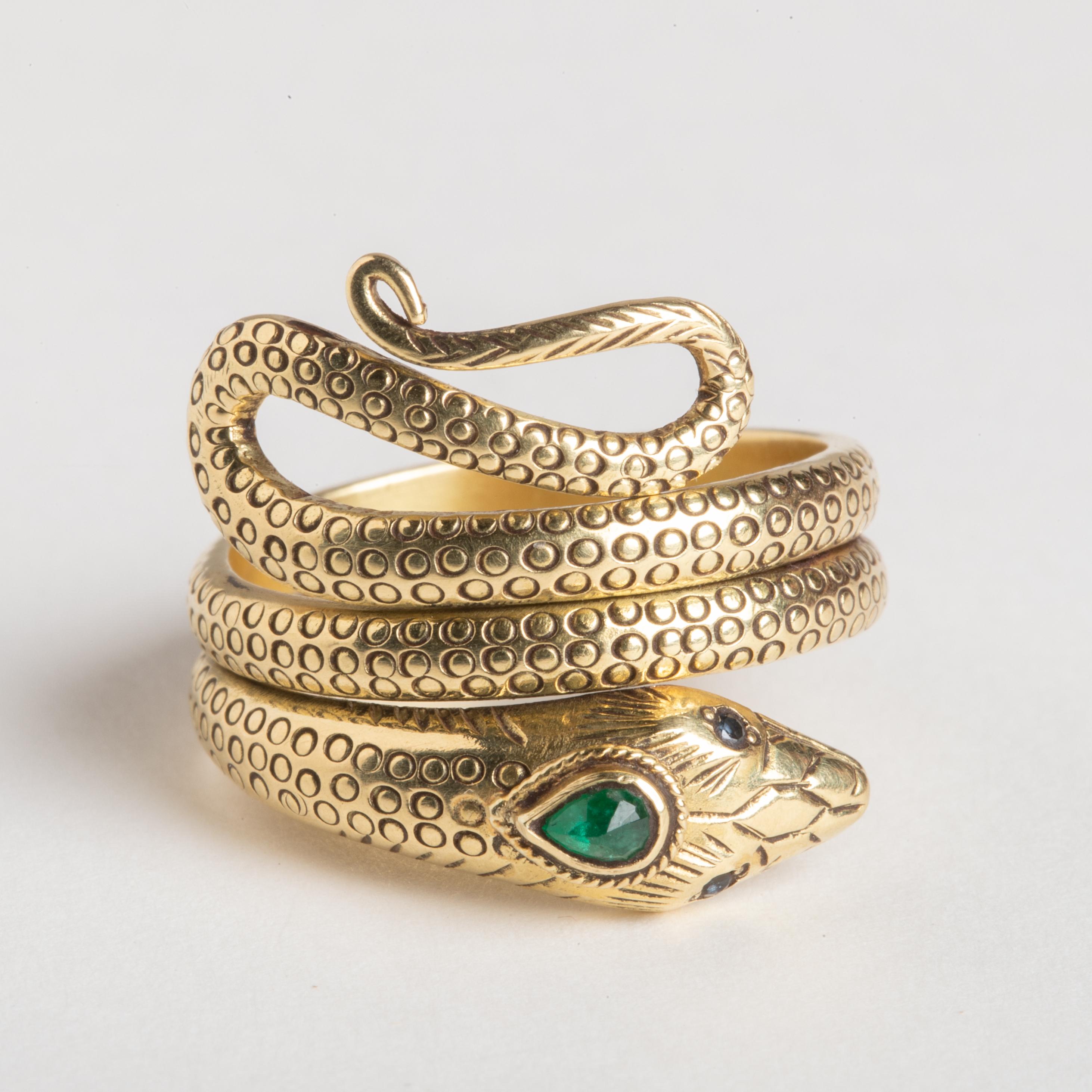 18 Karat Gold gefütterter Schlangenring mit Smaragd und Saphiren (Tropfenschliff)