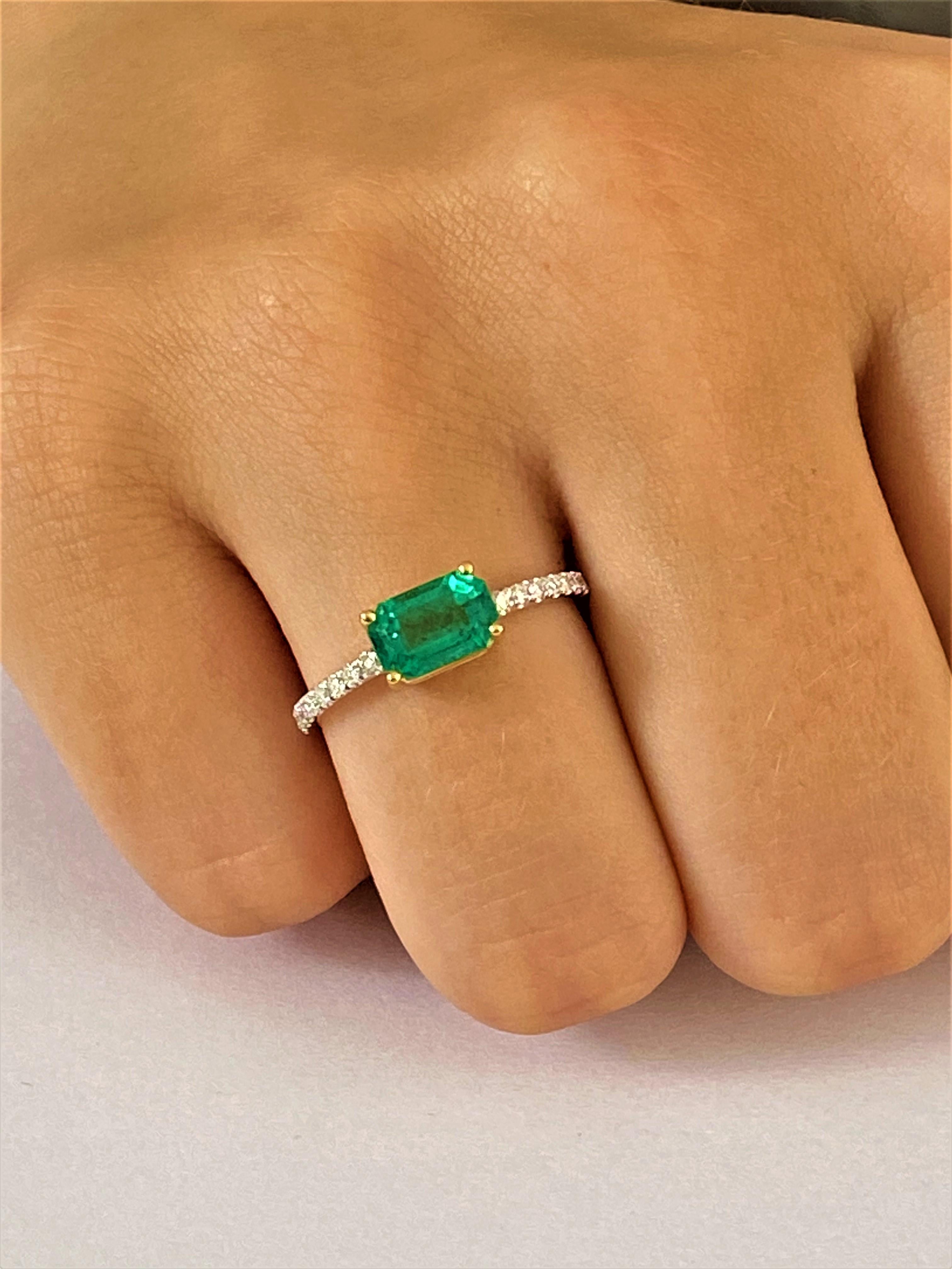 18 Karat Gold Columbia Emerald Diamond Cocktail Ring Weighing 1.70 Carat In New Condition In New York, NY