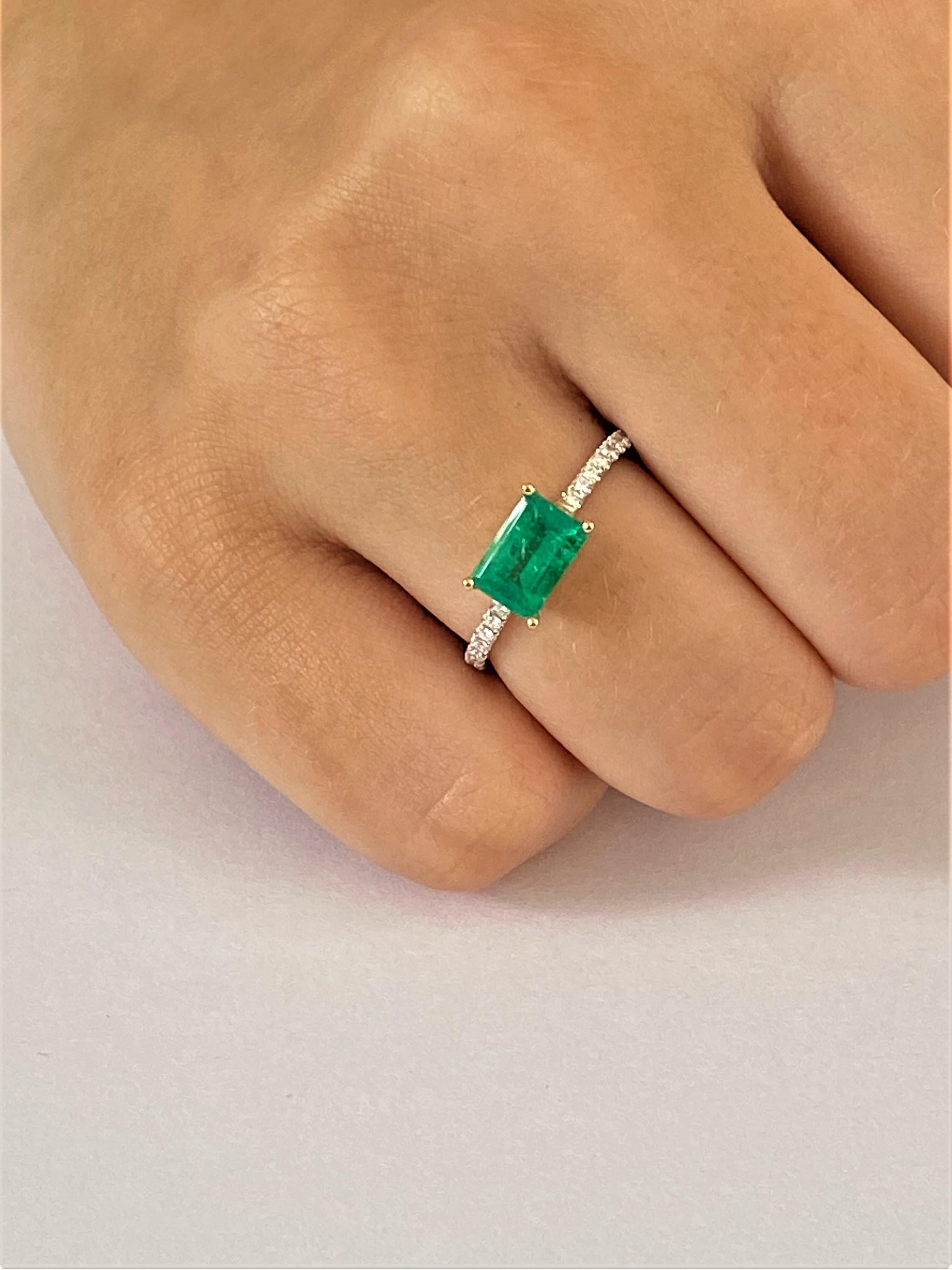 18 Karat Gold Columbia Emerald Diamond Cocktail Ring Weighing 1.70 Carat 3